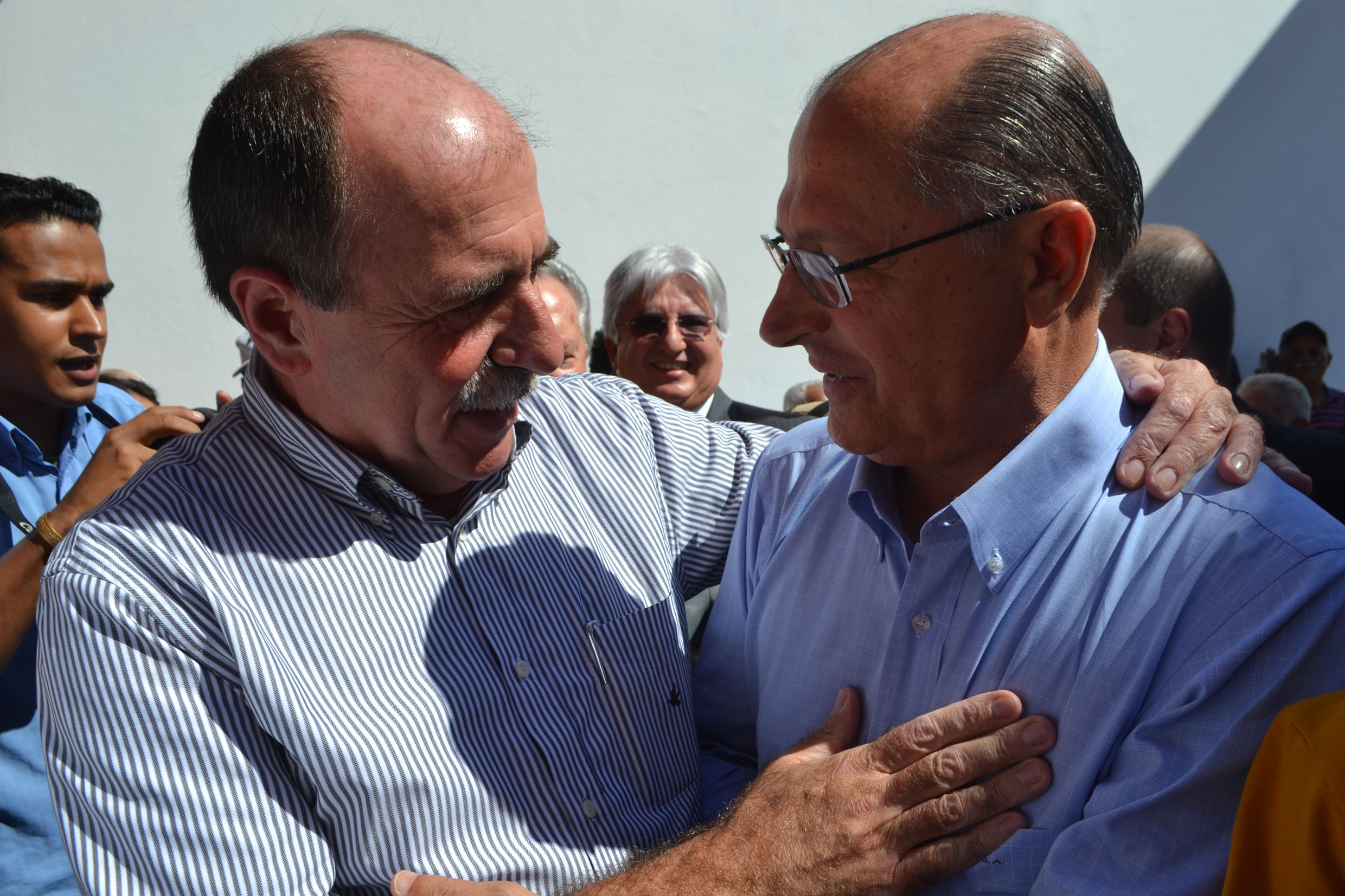 Joo Caramez e Geraldo Alckmin<a style='float:right;color:#ccc' href='https://www3.al.sp.gov.br/repositorio/noticia/N-05-2014/fg161711.jpg' target=_blank><i class='bi bi-zoom-in'></i> Clique para ver a imagem </a>