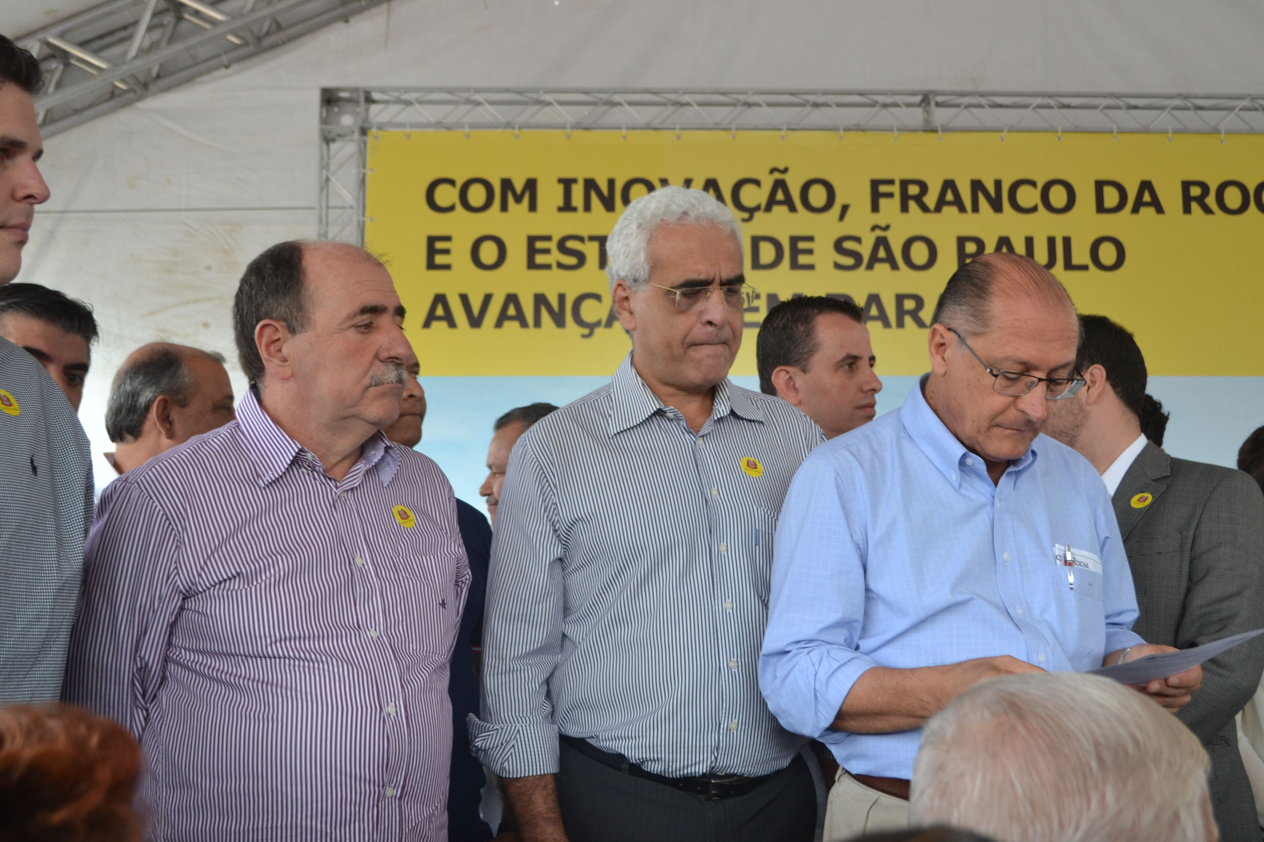  Caramez, Jurandir Fernandes e Alckmin<a style='float:right;color:#ccc' href='https://www3.al.sp.gov.br/repositorio/noticia/N-05-2014/fg162047.jpg' target=_blank><i class='bi bi-zoom-in'></i> Clique para ver a imagem </a>