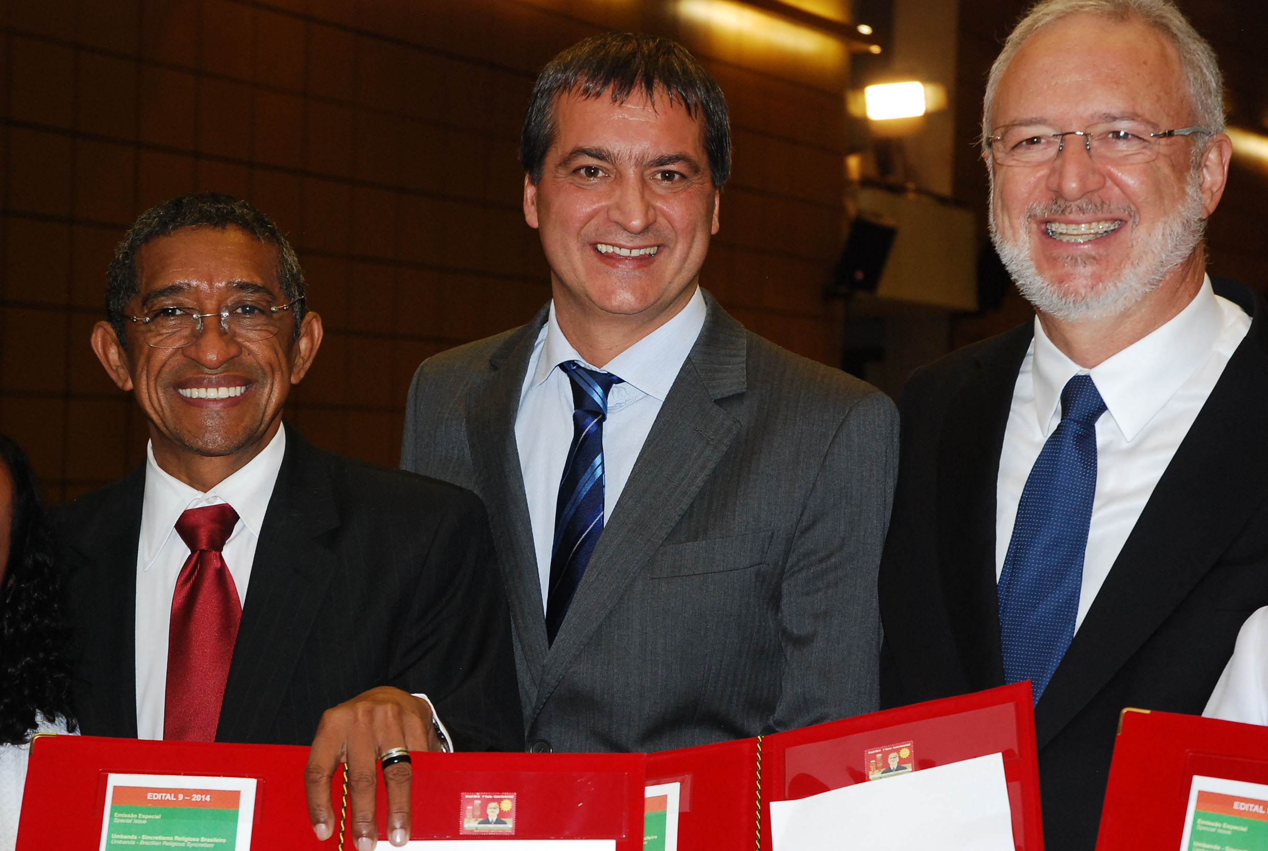 Vicentinho, Gerson Bittencourt e o presidente dos Correios Wagner Pinheiro<a style='float:right;color:#ccc' href='https://www3.al.sp.gov.br/repositorio/noticia/N-05-2014/fg162565.jpg' target=_blank><i class='bi bi-zoom-in'></i> Clique para ver a imagem </a>