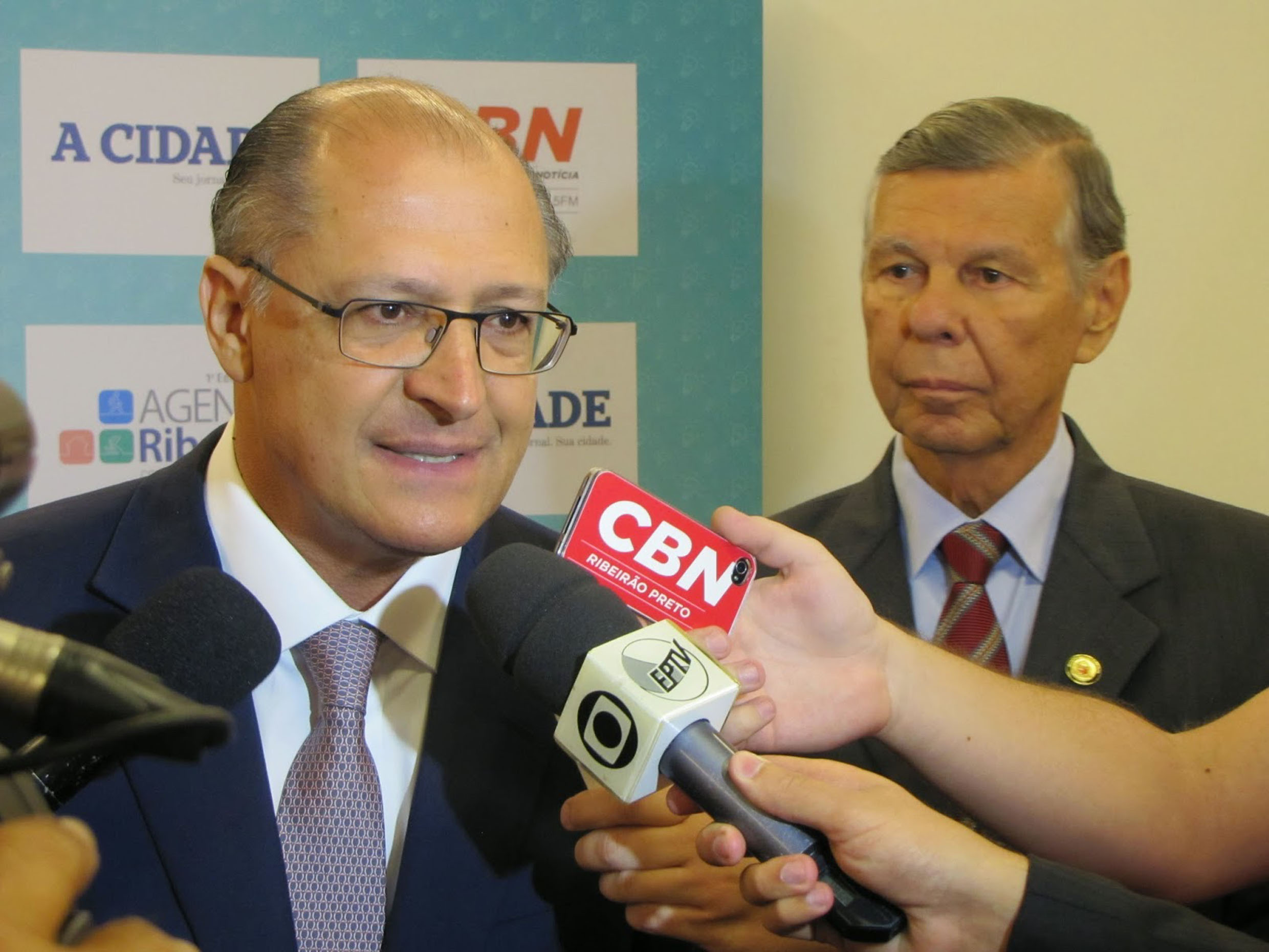 Alckmin observado por Gasparini em entrevista coletiva<a style='float:right;color:#ccc' href='https://www3.al.sp.gov.br/repositorio/noticia/N-05-2014/fg162568.jpg' target=_blank><i class='bi bi-zoom-in'></i> Clique para ver a imagem </a>