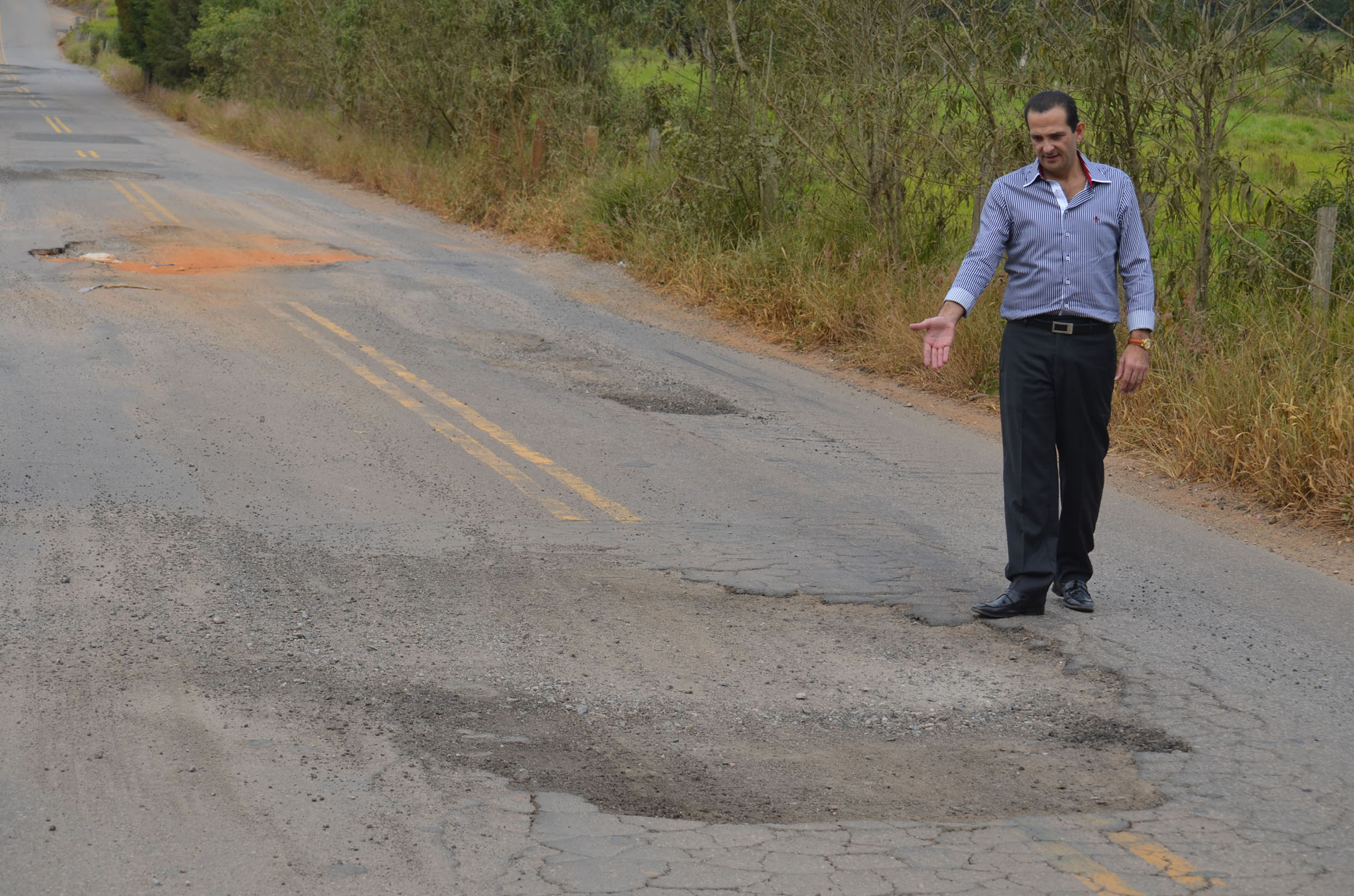 Chedid vistoria estrada vicinal entre Bragana e Morungaba.<a style='float:right;color:#ccc' href='https://www3.al.sp.gov.br/repositorio/noticia/N-05-2014/fg162842.jpg' target=_blank><i class='bi bi-zoom-in'></i> Clique para ver a imagem </a>