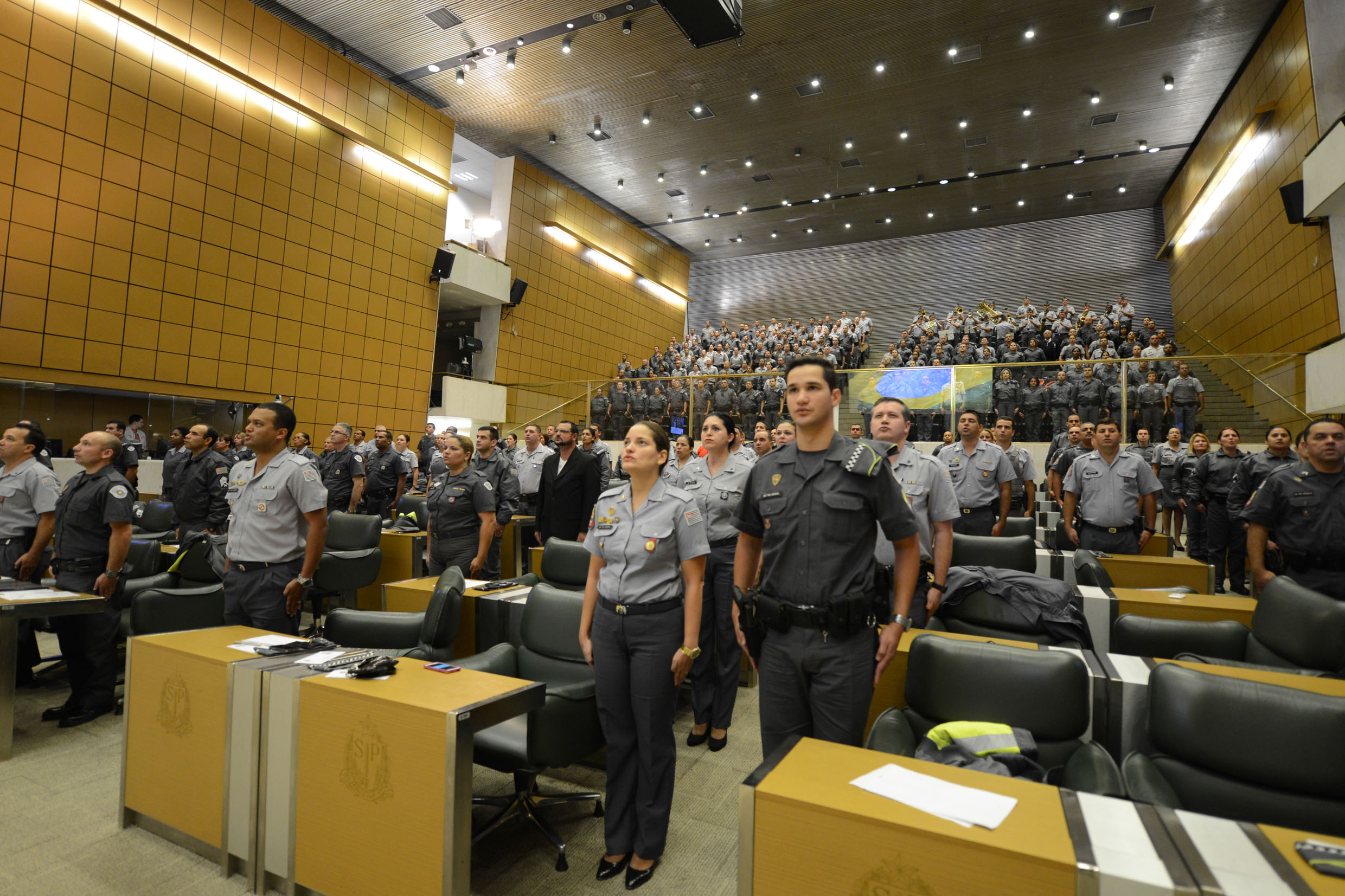 Policiais militares lotam plenrio JK durante cerimnia<a style='float:right;color:#ccc' href='https://www3.al.sp.gov.br/repositorio/noticia/N-05-2014/fg163046.jpg' target=_blank><i class='bi bi-zoom-in'></i> Clique para ver a imagem </a>
