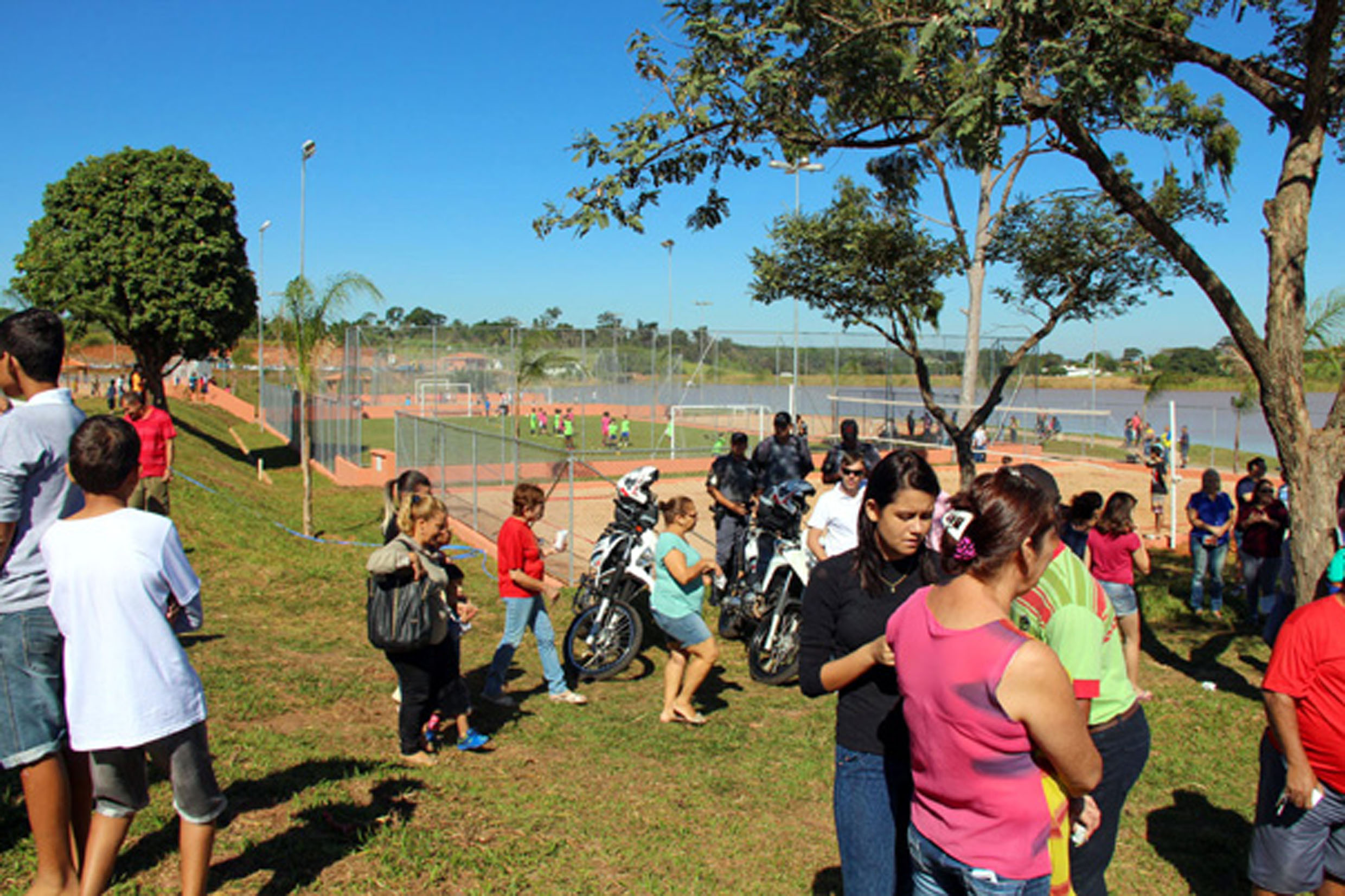 Populao compareceu ao evento no Balnerio da Amizade<a style='float:right;color:#ccc' href='https://www3.al.sp.gov.br/repositorio/noticia/N-05-2015/fg169823.jpg' target=_blank><i class='bi bi-zoom-in'></i> Clique para ver a imagem </a>