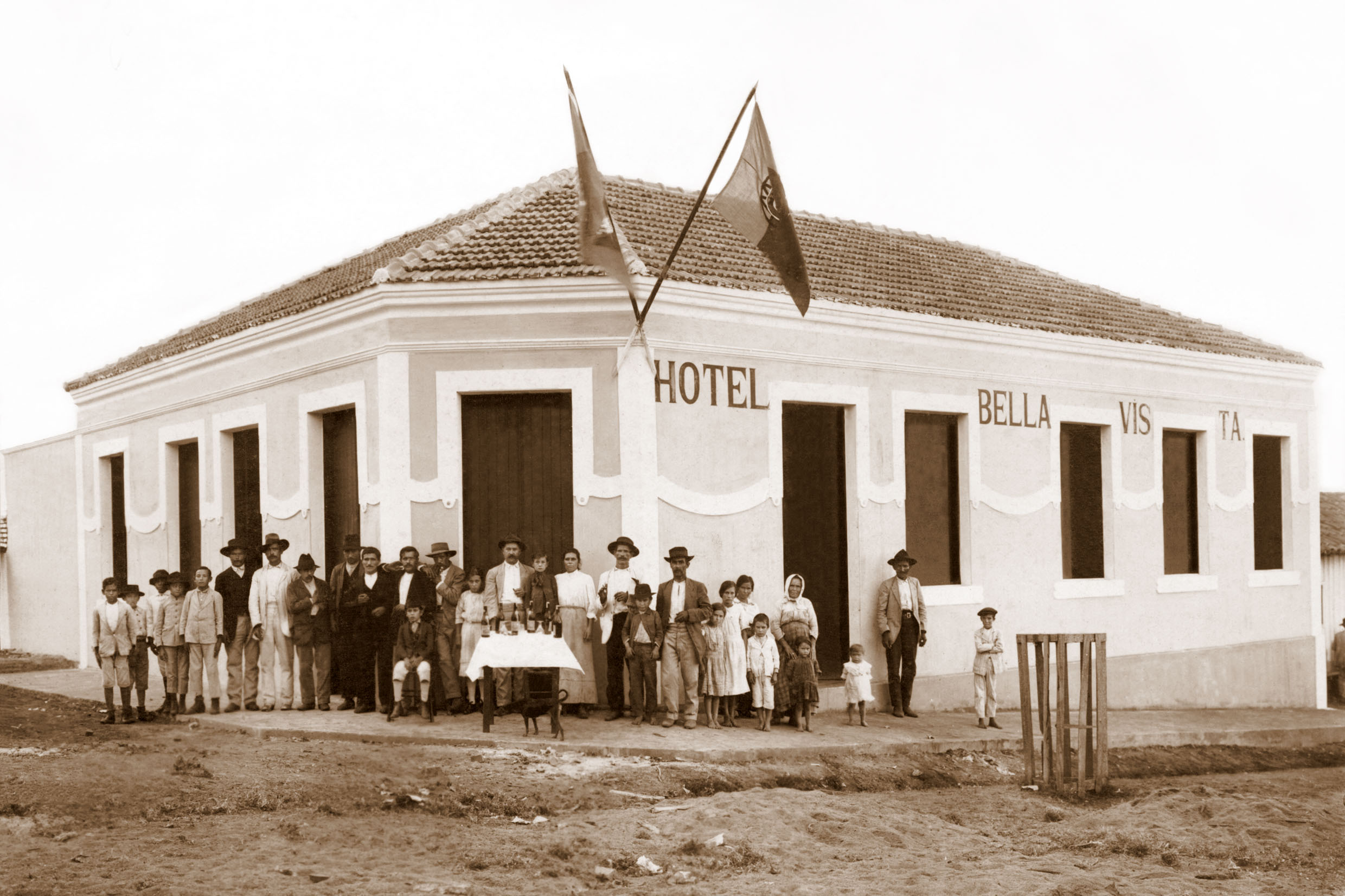 Ava - Hotel Bella Vista com grupo  frente, em imagem posada, 1918 <a style='float:right;color:#ccc' href='https://www3.al.sp.gov.br/repositorio/noticia/N-05-2015/fg169870.jpg' target=_blank><i class='bi bi-zoom-in'></i> Clique para ver a imagem </a>