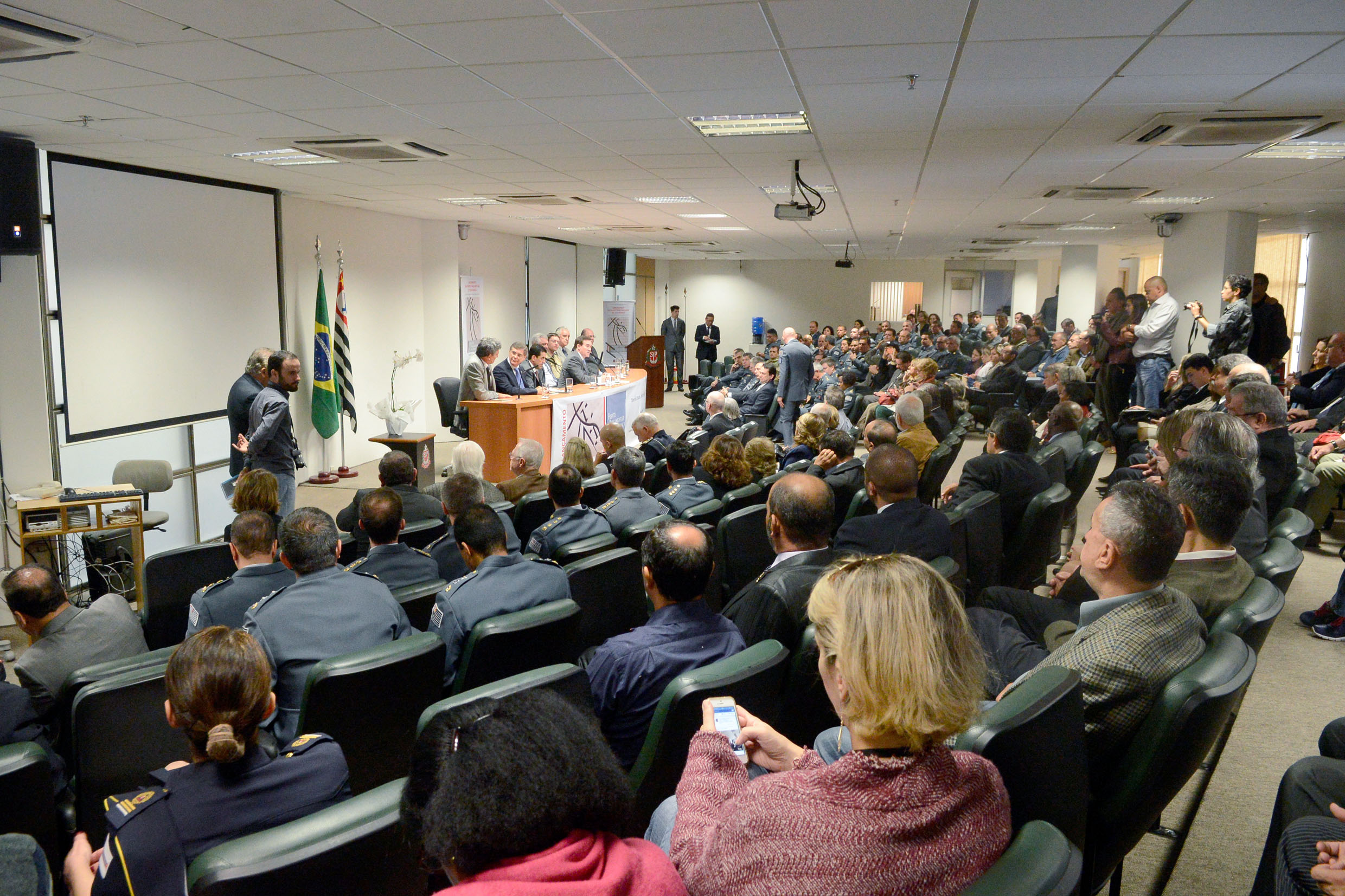 Auditrio Paulo Kobayashi durante lanamento da Frente<a style='float:right;color:#ccc' href='https://www3.al.sp.gov.br/repositorio/noticia/N-05-2015/fg170081.jpg' target=_blank><i class='bi bi-zoom-in'></i> Clique para ver a imagem </a>