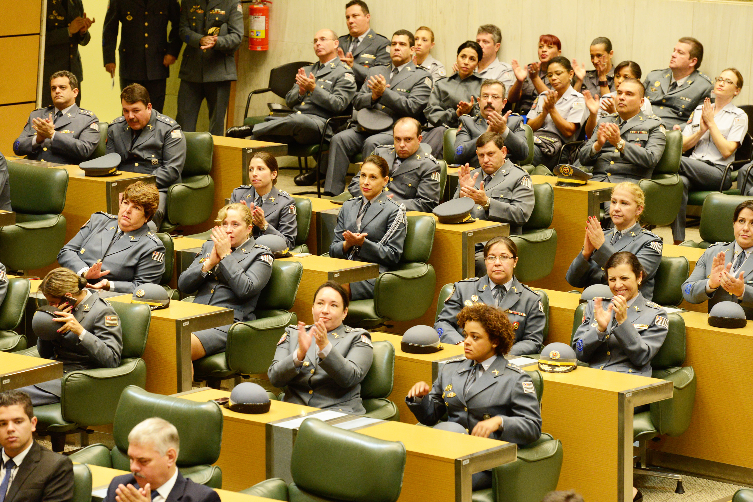 Policiais militares <a style='float:right;color:#ccc' href='https://www3.al.sp.gov.br/repositorio/noticia/N-05-2015/fg170136.jpg' target=_blank><i class='bi bi-zoom-in'></i> Clique para ver a imagem </a>
