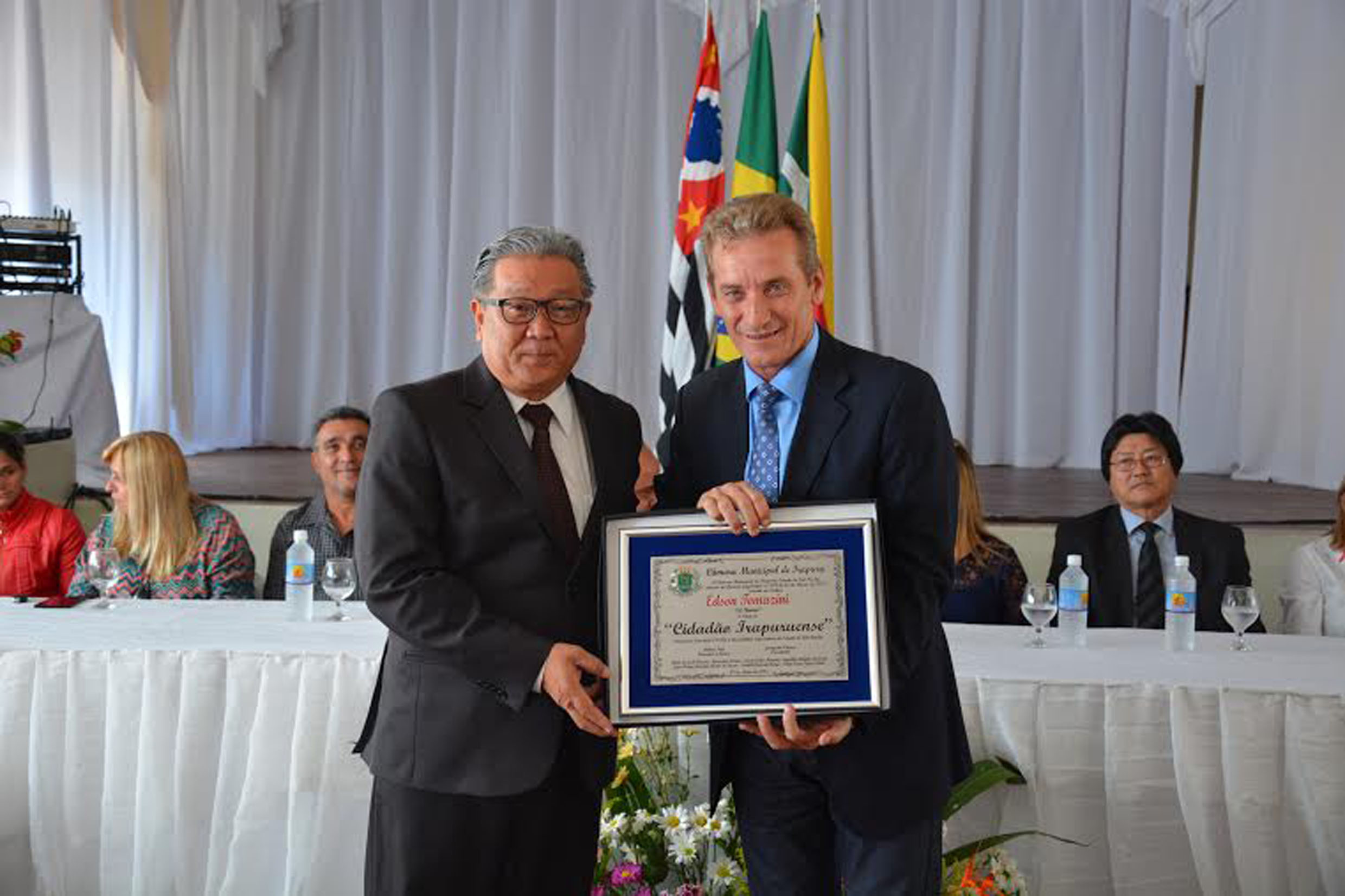 Ed Thomas com a placa comemorativa<a style='float:right;color:#ccc' href='https://www3.al.sp.gov.br/repositorio/noticia/N-05-2015/fg170266.jpg' target=_blank><i class='bi bi-zoom-in'></i> Clique para ver a imagem </a>