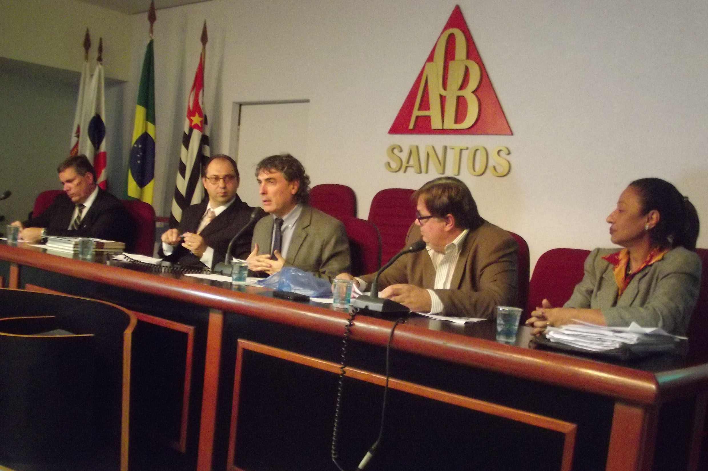 Carlos Giannazi (ao centro) na OAB de Santos<a style='float:right;color:#ccc' href='https://www3.al.sp.gov.br/repositorio/noticia/N-05-2015/fg170693.jpg' target=_blank><i class='bi bi-zoom-in'></i> Clique para ver a imagem </a>