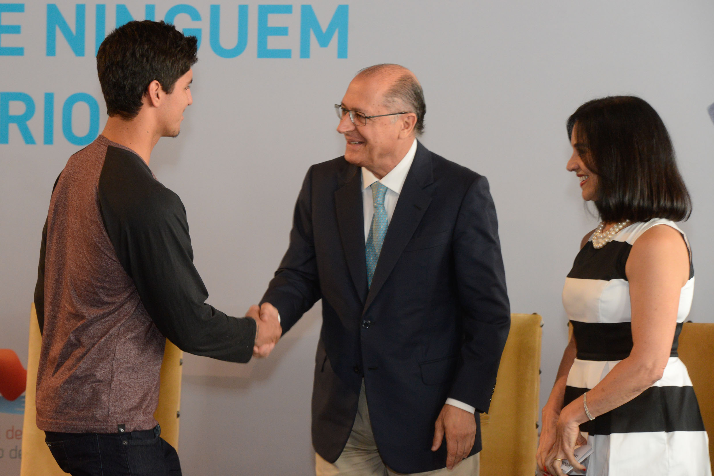 Gabriel Medina, Geraldo e Lu Alckmin<a style='float:right;color:#ccc' href='https://www3.al.sp.gov.br/repositorio/noticia/N-05-2015/fg170747.jpg' target=_blank><i class='bi bi-zoom-in'></i> Clique para ver a imagem </a>