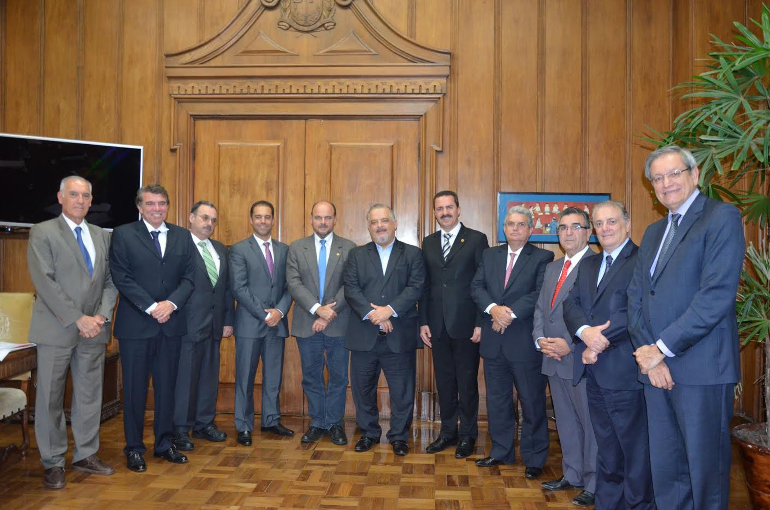 Autoridades reunidas no Palcio do Governo<a style='float:right;color:#ccc' href='https://www3.al.sp.gov.br/repositorio/noticia/N-05-2016/fg189245.jpg' target=_blank><i class='bi bi-zoom-in'></i> Clique para ver a imagem </a>