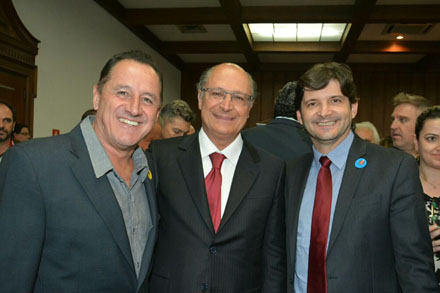 Prefeito de Igarat Elzo Elias, Governador Geral Alckmin e deputado Andr do Prado <a style='float:right;color:#ccc' href='https://www3.al.sp.gov.br/repositorio/noticia/N-05-2016/fg189899.jpg' target=_blank><i class='bi bi-zoom-in'></i> Clique para ver a imagem </a>
