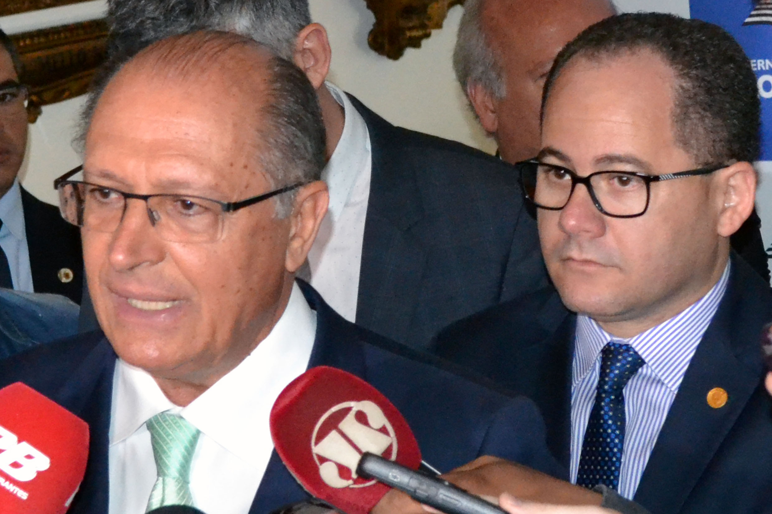 Geraldo Alckmin e Cezinha de Madureira <a style='float:right;color:#ccc' href='https://www3.al.sp.gov.br/repositorio/noticia/N-05-2017/fg202224.jpg' target=_blank><i class='bi bi-zoom-in'></i> Clique para ver a imagem </a>