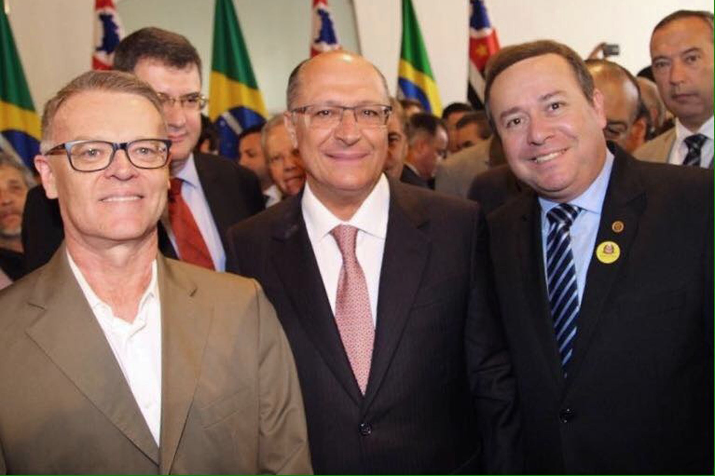 Ricardo Marques, Geraldo Alckmin e Lo Oliveira<a style='float:right;color:#ccc' href='https://www3.al.sp.gov.br/repositorio/noticia/N-05-2017/fg202307.jpg' target=_blank><i class='bi bi-zoom-in'></i> Clique para ver a imagem </a>