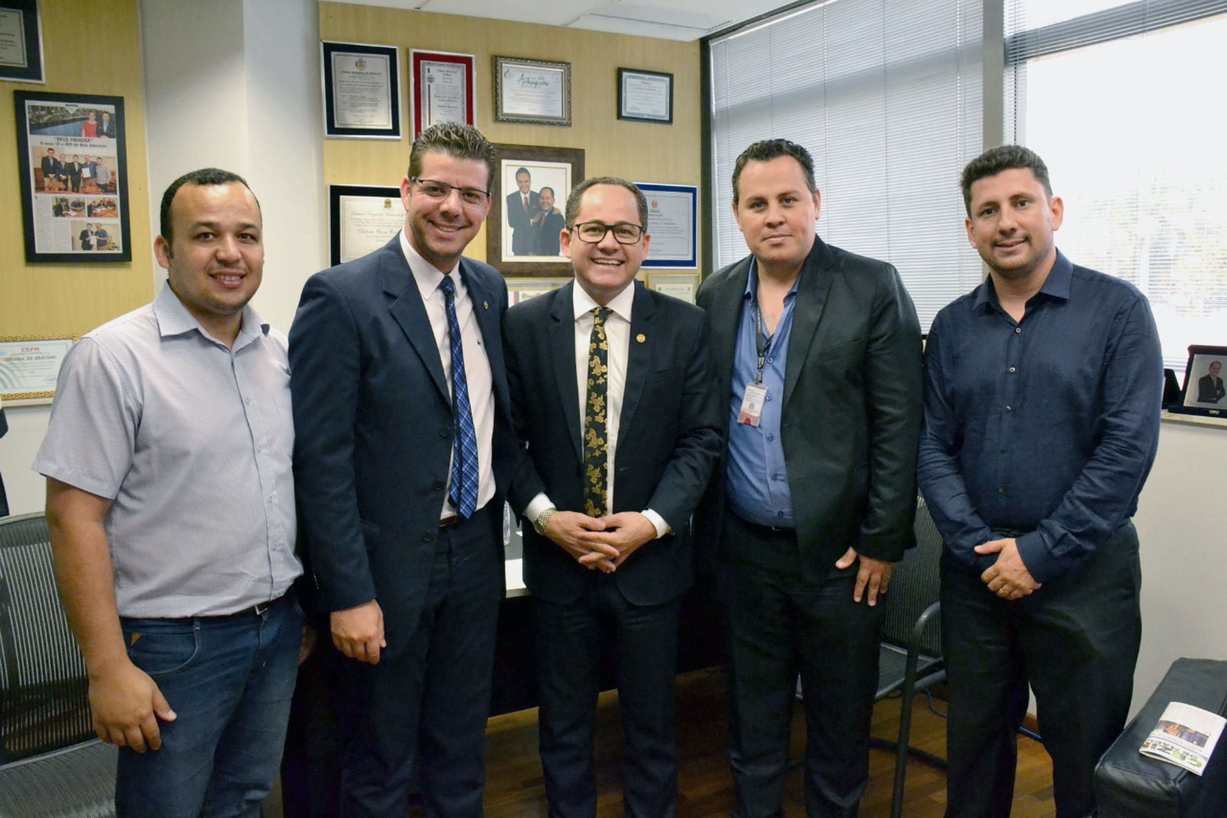 Cezinha de Madureira (ao centro)<a style='float:right;color:#ccc' href='https://www3.al.sp.gov.br/repositorio/noticia/N-05-2018/fg222183.jpg' target=_blank><i class='bi bi-zoom-in'></i> Clique para ver a imagem </a>