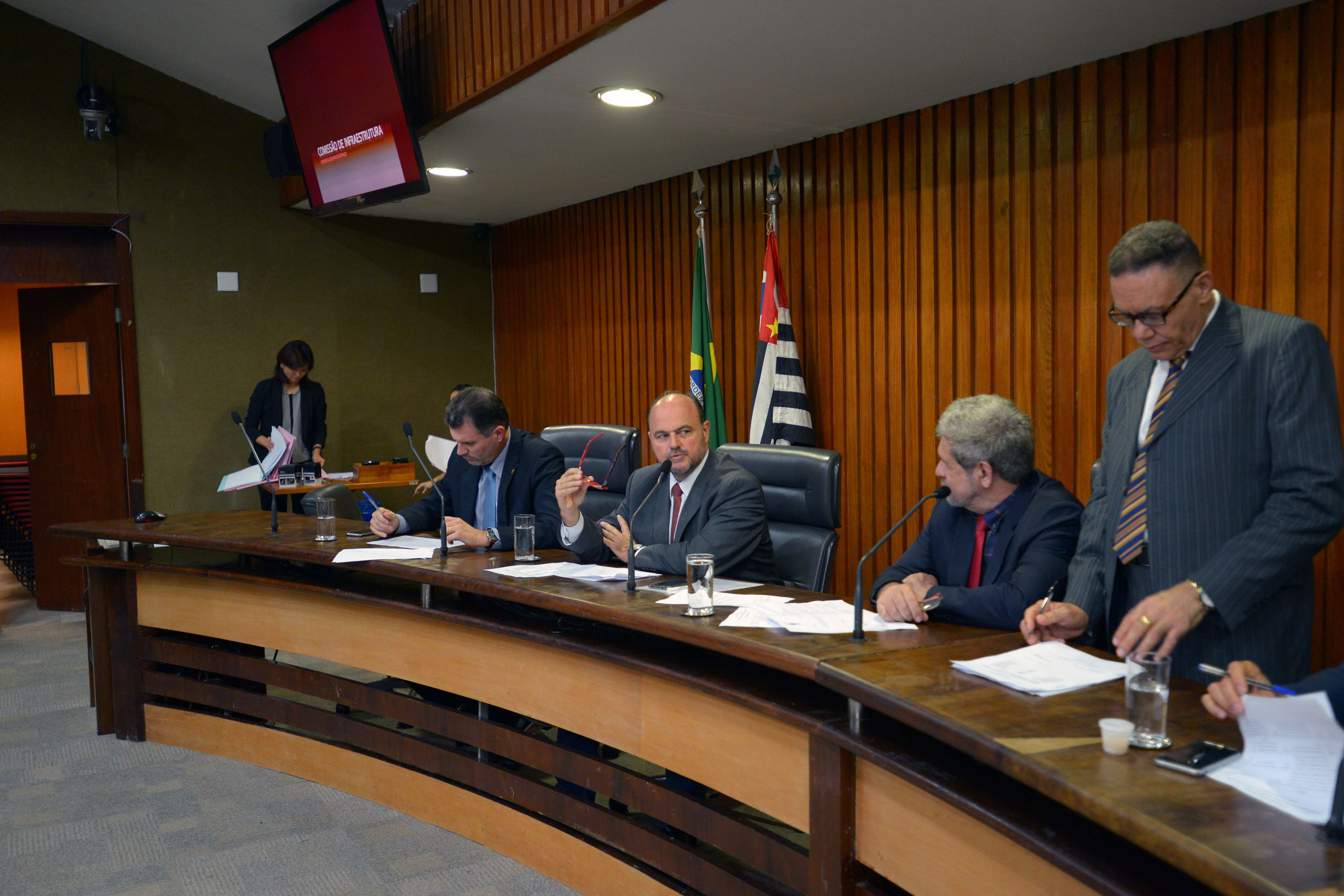 Mesa da comisso<a style='float:right;color:#ccc' href='https://www3.al.sp.gov.br/repositorio/noticia/N-05-2018/fg222784.jpg' target=_blank><i class='bi bi-zoom-in'></i> Clique para ver a imagem </a>