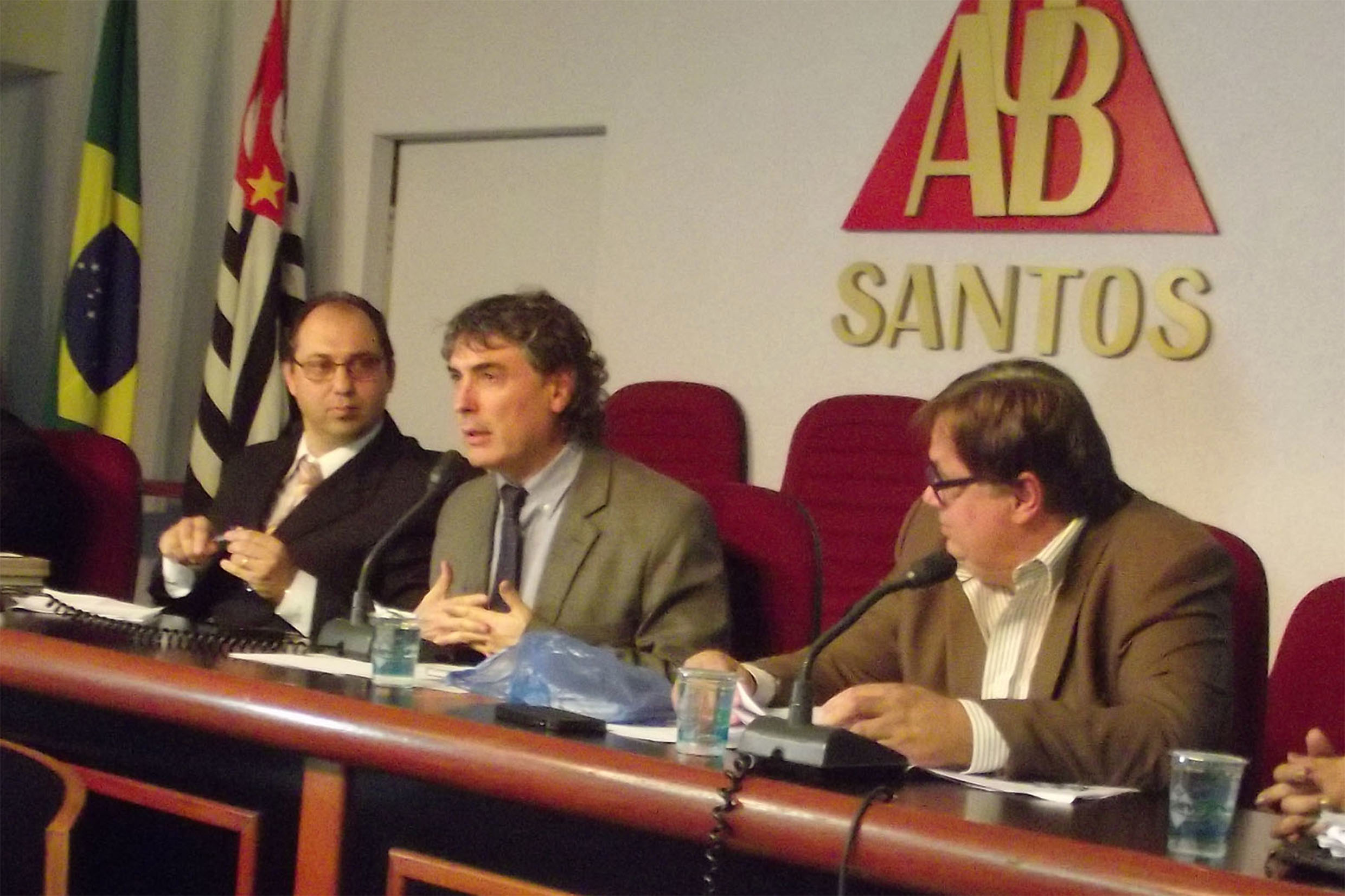 Carlos Giannazi (ao centro) e Maurcio Canto ( dir.) em palestra na OAB de Santos (11/5/2015)<a style='float:right;color:#ccc' href='https://www3.al.sp.gov.br/repositorio/noticia/N-05-2021/fg267123.jpg' target=_blank><i class='bi bi-zoom-in'></i> Clique para ver a imagem </a>