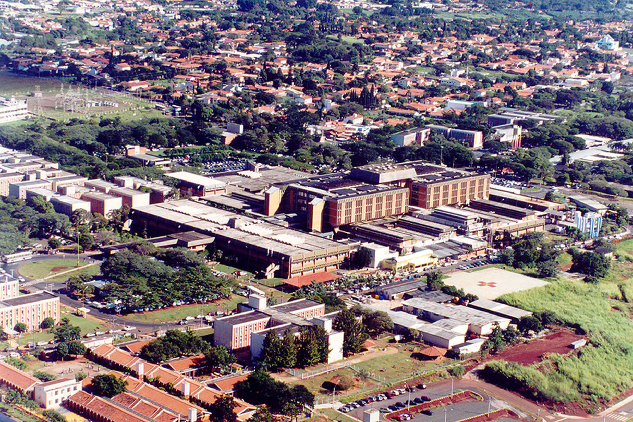 Vista area do Hospital de Clnicas - Campinas<a style='float:right;color:#ccc' href='https://www3.al.sp.gov.br/repositorio/noticia/N-05-2021/fg267317.jpg' target=_blank><i class='bi bi-zoom-in'></i> Clique para ver a imagem </a>