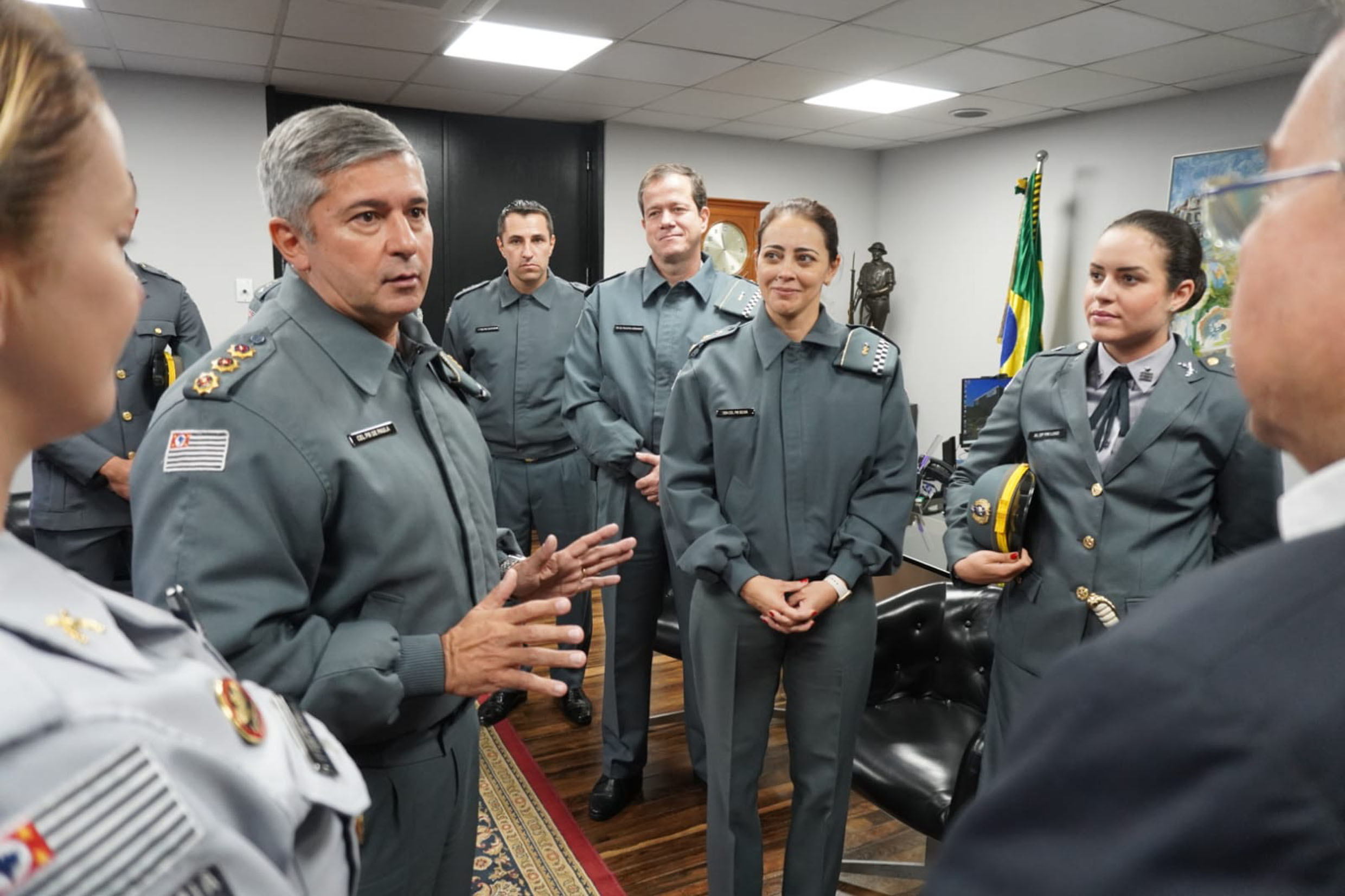 Visita de novos oficiais da Policia Militar<a style='float:right;color:#ccc' href='https://www3.al.sp.gov.br/repositorio/noticia/N-05-2022/fg287327.jpg' target=_blank><i class='bi bi-zoom-in'></i> Clique para ver a imagem </a>