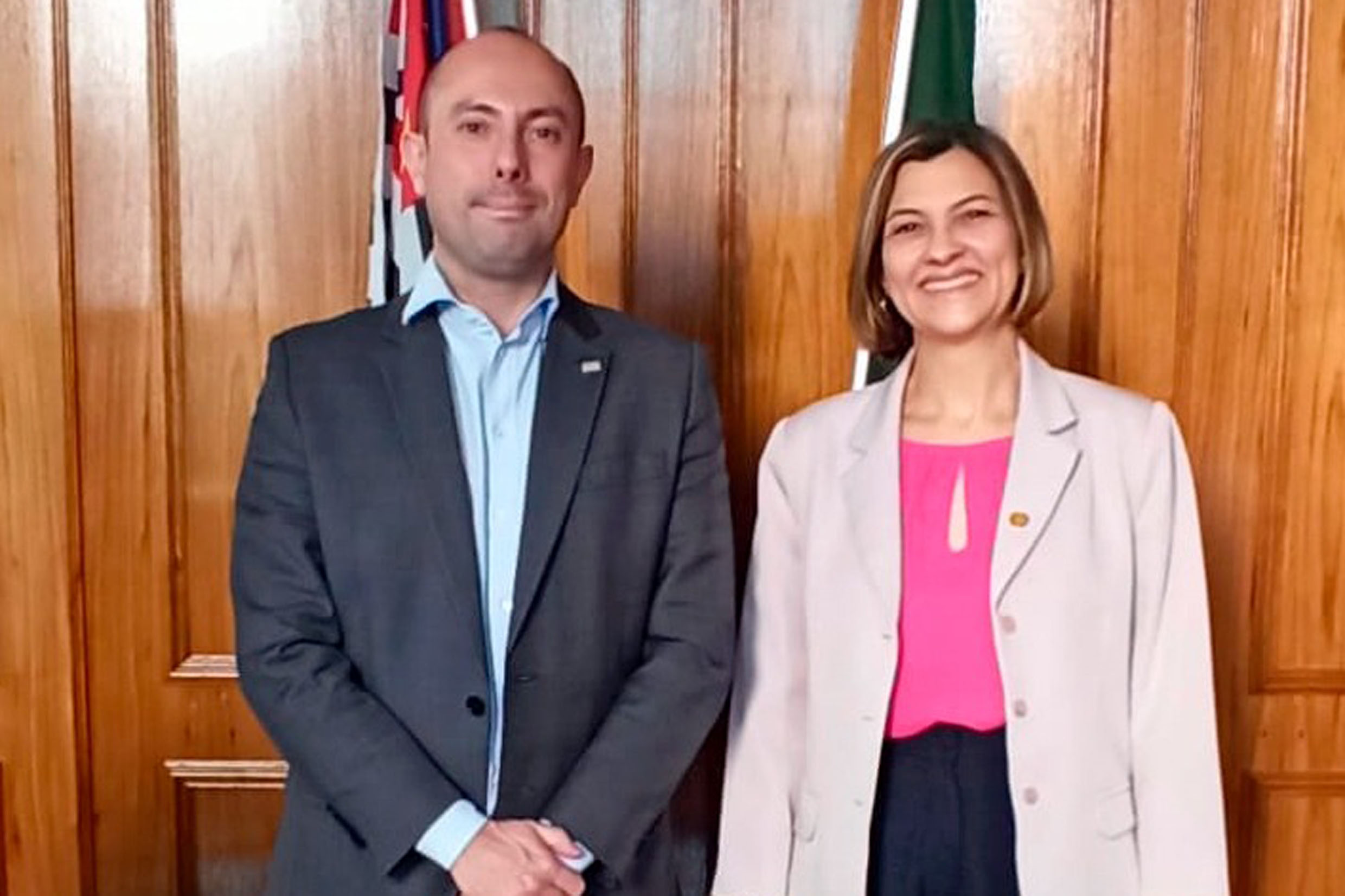 Dep. Delegada Graciela e Samuel Kinoshita<a style='float:right;color:#ccc' href='https://www3.al.sp.gov.br/repositorio/noticia/N-05-2023/fg299886.jpg' target=_blank><i class='bi bi-zoom-in'></i> Clique para ver a imagem </a>