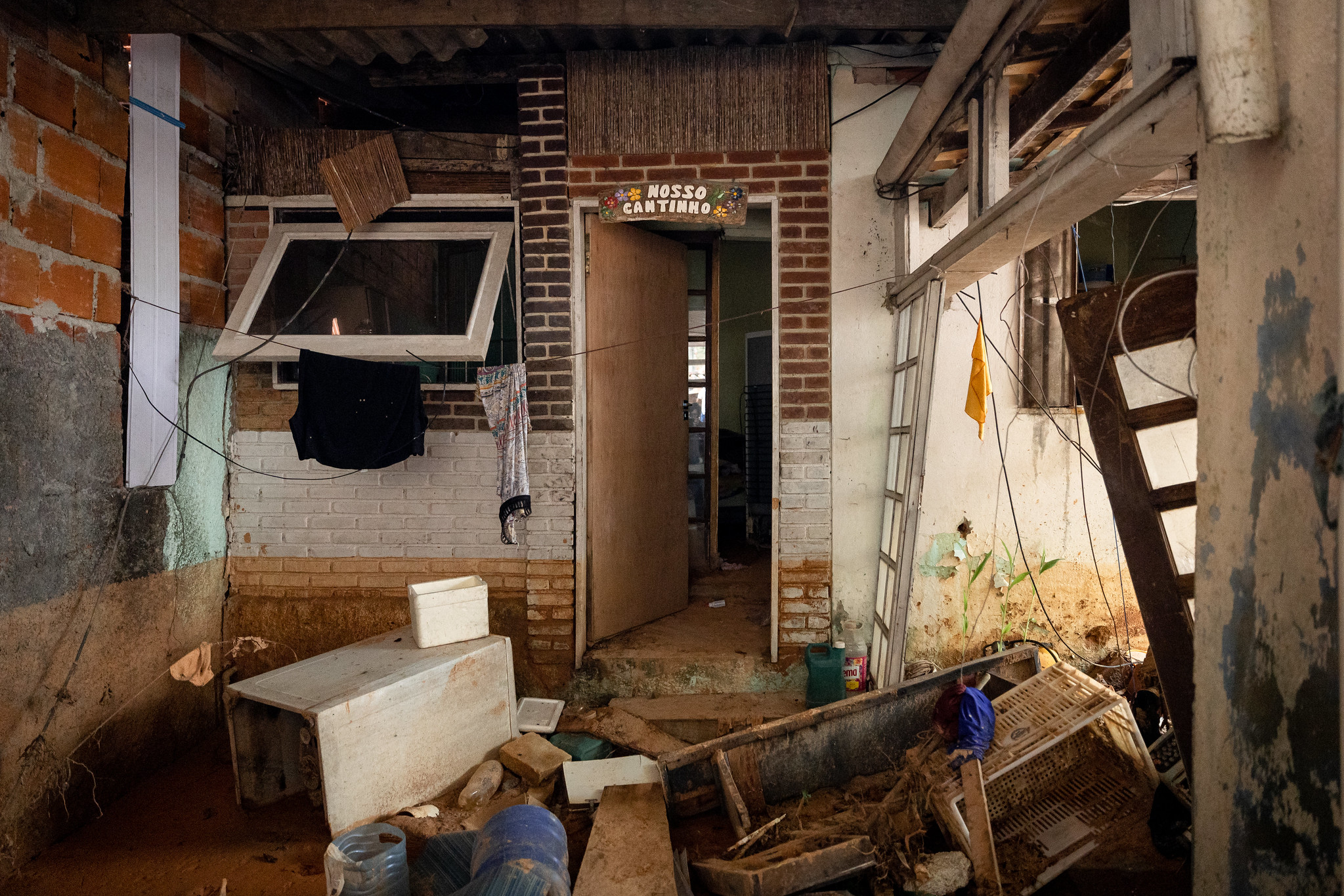 Casa destruda por deslizamentos em So Sebastio<a style='float:right;color:#ccc' href='https://www3.al.sp.gov.br/repositorio/noticia/N-05-2023/fg299924.jpg' target=_blank><i class='bi bi-zoom-in'></i> Clique para ver a imagem </a>