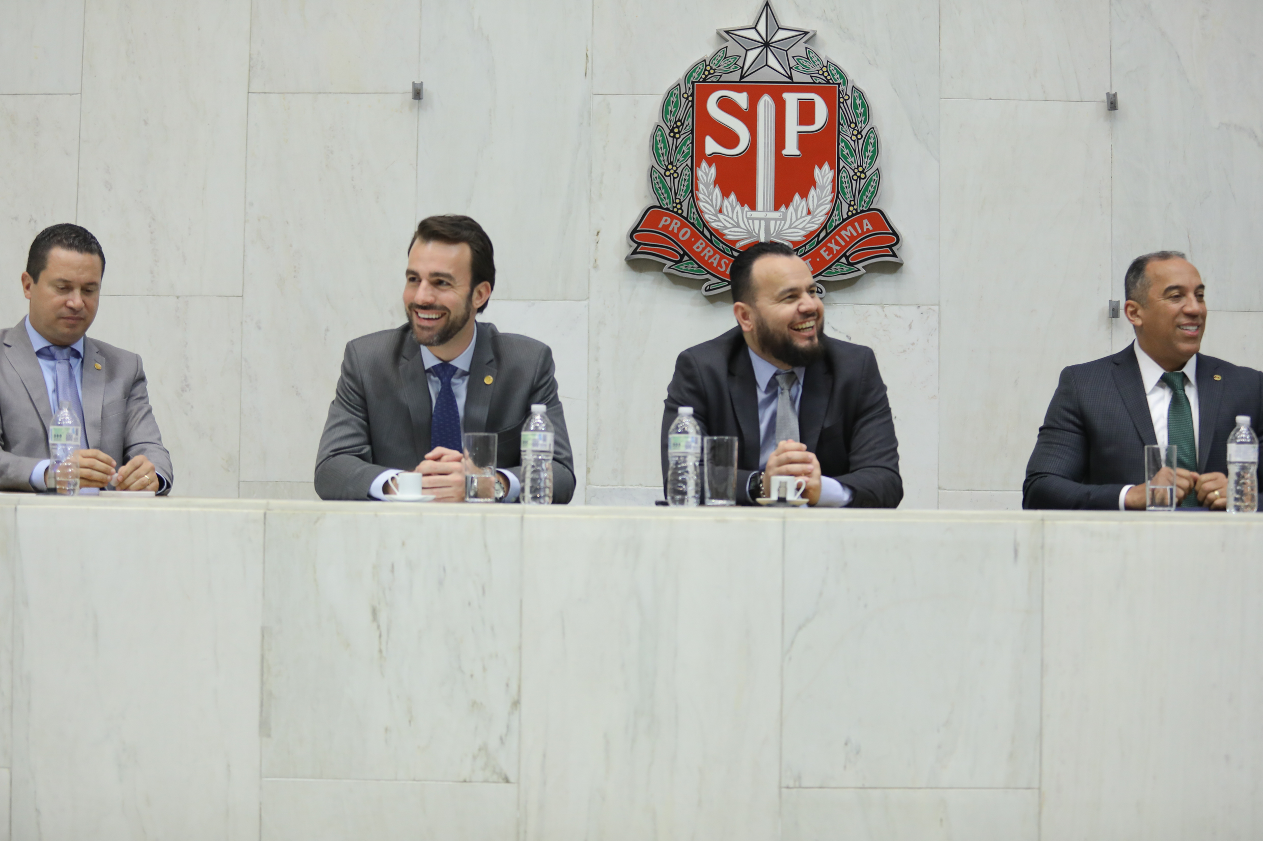 Parlamentares presentes na sesso solene<a style='float:right;color:#ccc' href='https://www3.al.sp.gov.br/repositorio/noticia/N-05-2023/fg300464.jpg' target=_blank><i class='bi bi-zoom-in'></i> Clique para ver a imagem </a>