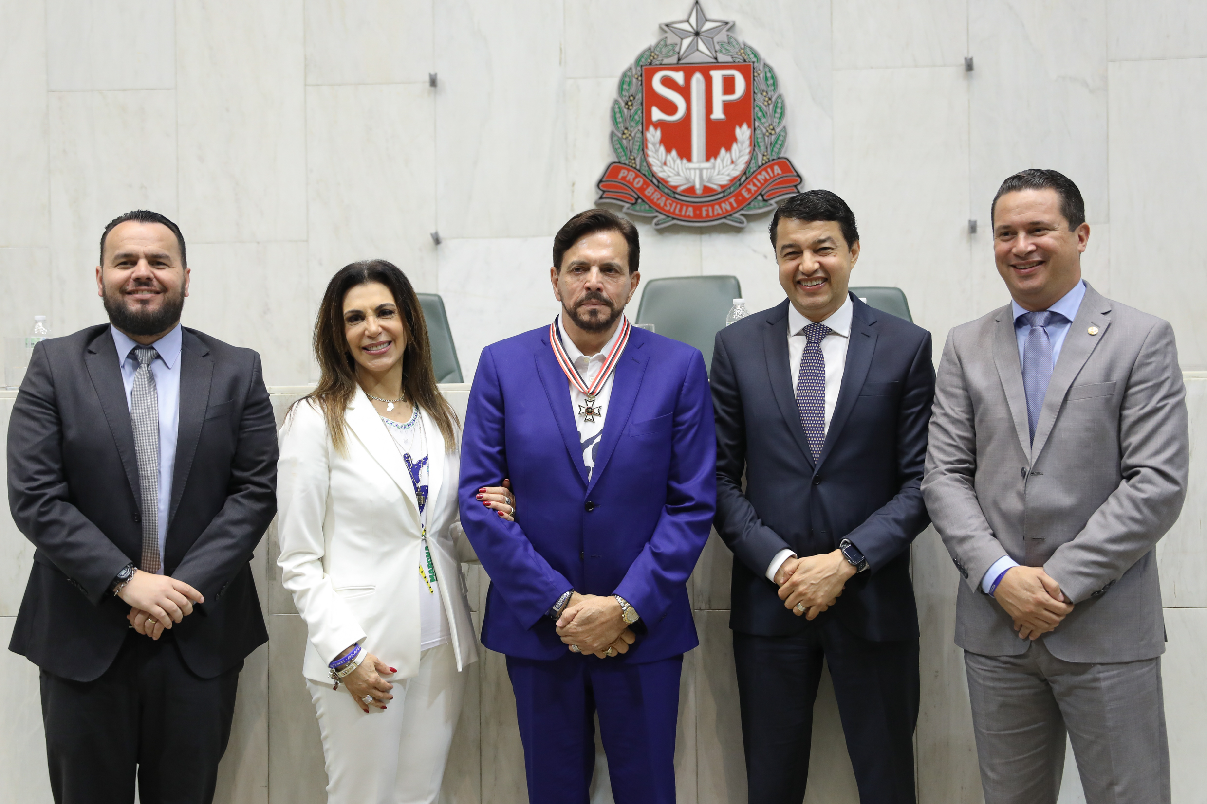 Honraria a Estevam Hernandes<a style='float:right;color:#ccc' href='https://www3.al.sp.gov.br/repositorio/noticia/N-05-2023/fg300487.jpg' target=_blank><i class='bi bi-zoom-in'></i> Clique para ver a imagem </a>