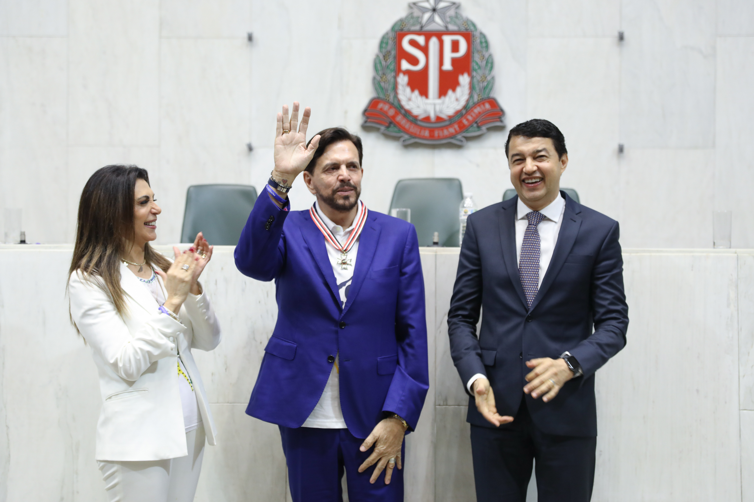 honraria a Estevam Hernandes<a style='float:right;color:#ccc' href='https://www3.al.sp.gov.br/repositorio/noticia/N-05-2023/fg300489.jpg' target=_blank><i class='bi bi-zoom-in'></i> Clique para ver a imagem </a>