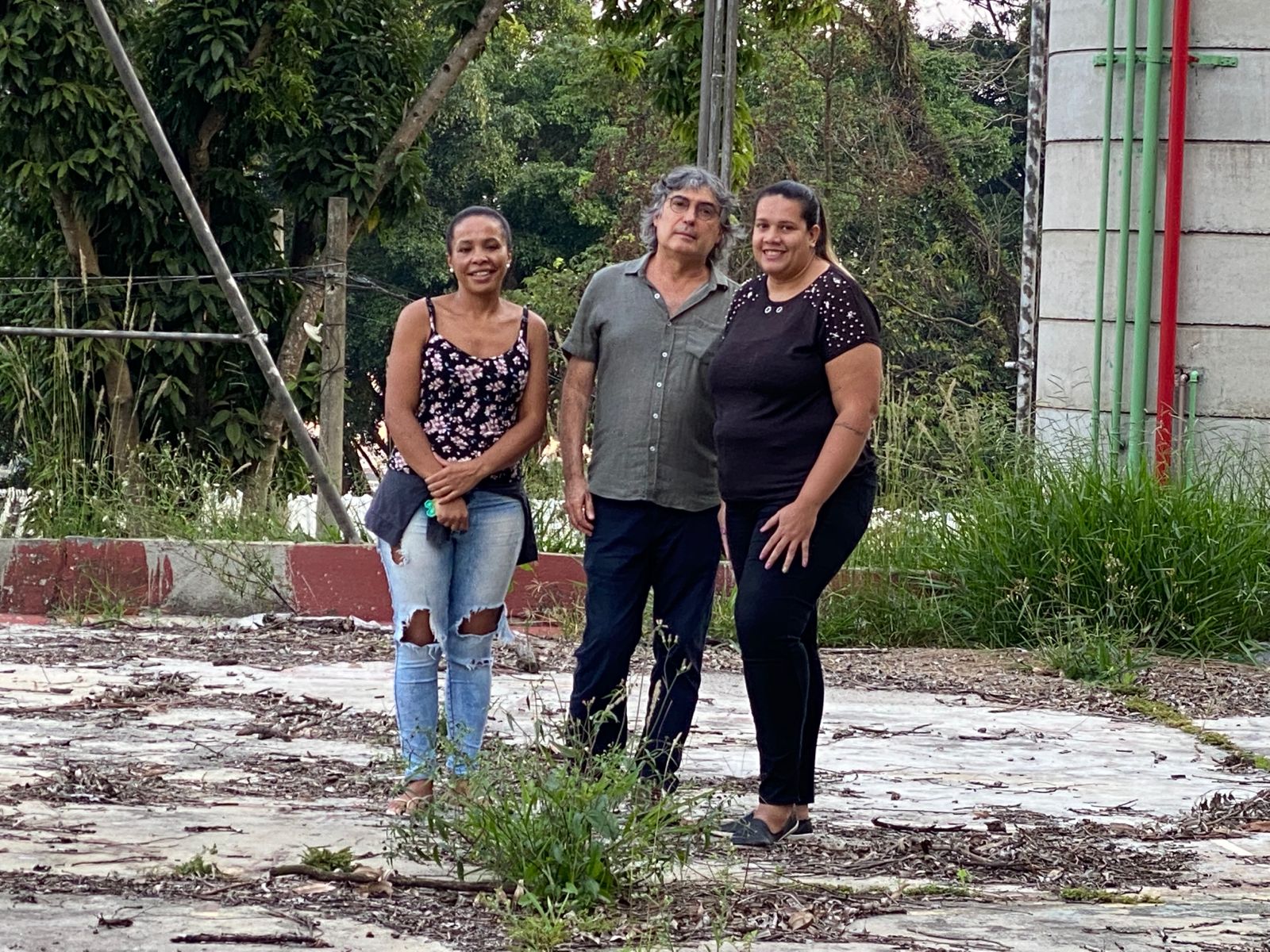 Giannazi com Sônia e Thaís mãe dos alunos<a style='float:right;color:#ccc' href='https://www3.al.sp.gov.br/repositorio/noticia/N-05-2023/fg300563.jpeg' target=_blank><i class='bi bi-zoom-in'></i> Clique para ver a imagem </a>