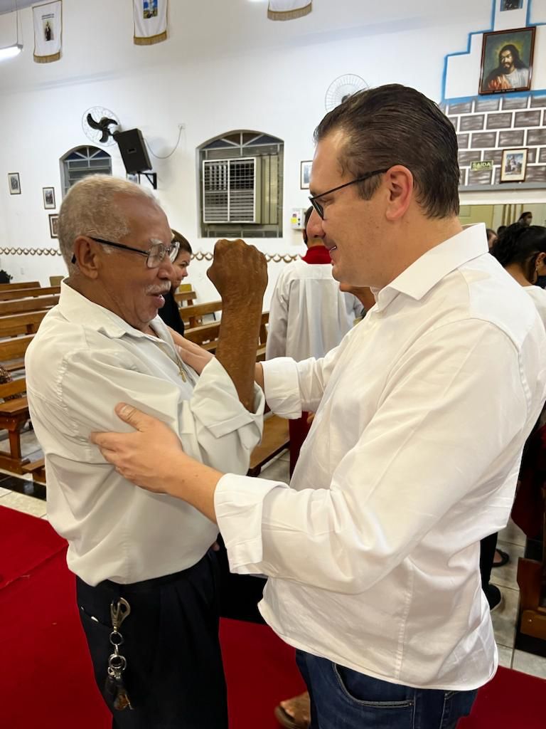 Deputado Rafa Zimbaldi acolhendo um idoso<a style='float:right;color:#ccc' href='https://www3.al.sp.gov.br/repositorio/noticia/N-05-2023/fg300566.jpeg' target=_blank><i class='bi bi-zoom-in'></i> Clique para ver a imagem </a>