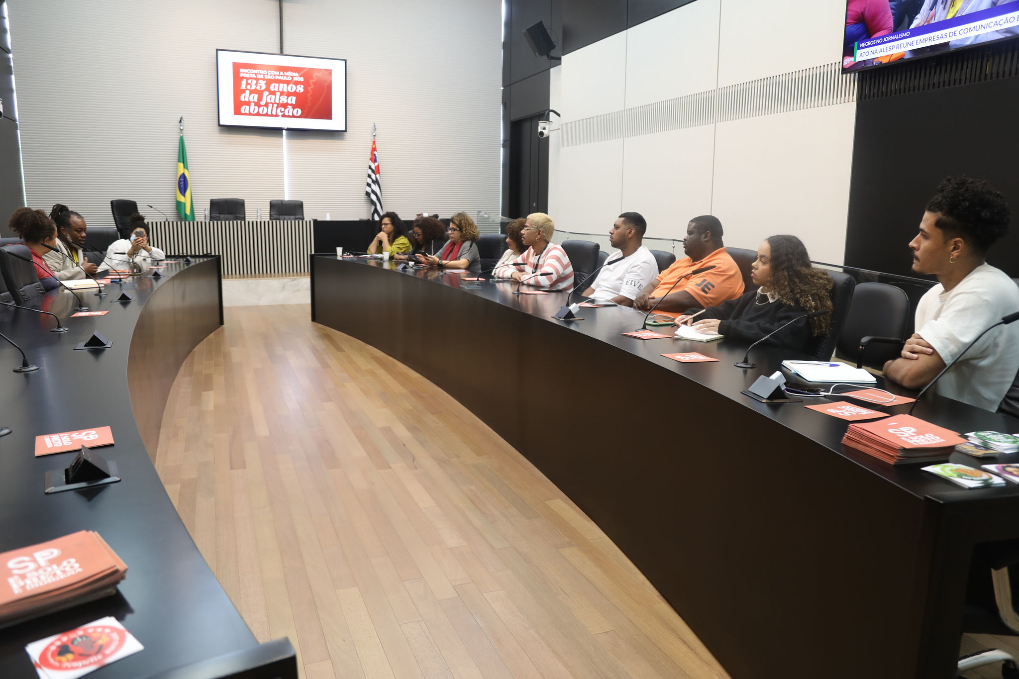 Encontro de Veculos e Jornalistas Negros na Alesp<a style='float:right;color:#ccc' href='https://www3.al.sp.gov.br/repositorio/noticia/N-05-2023/fg300705.jpg' target=_blank><i class='bi bi-zoom-in'></i> Clique para ver a imagem </a>