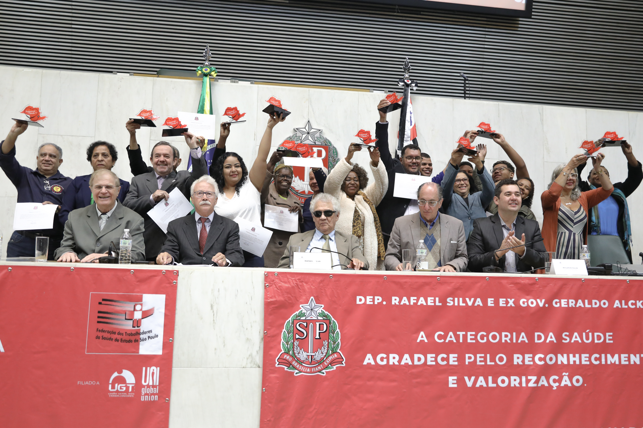 Trabalhadores da saúde homenageados<a style='float:right;color:#ccc' href='https://www3.al.sp.gov.br/repositorio/noticia/N-05-2023/fg301264.jpg' target=_blank><i class='bi bi-zoom-in'></i> Clique para ver a imagem </a>