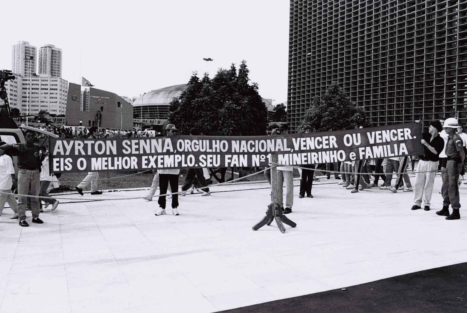 H 30 anos Brasil se despedia de Ayrton Senna<a style='float:right;color:#ccc' href='https://www3.al.sp.gov.br/repositorio/noticia/N-05-2024/fg323506.jpg' target=_blank><i class='bi bi-zoom-in'></i> Clique para ver a imagem </a>