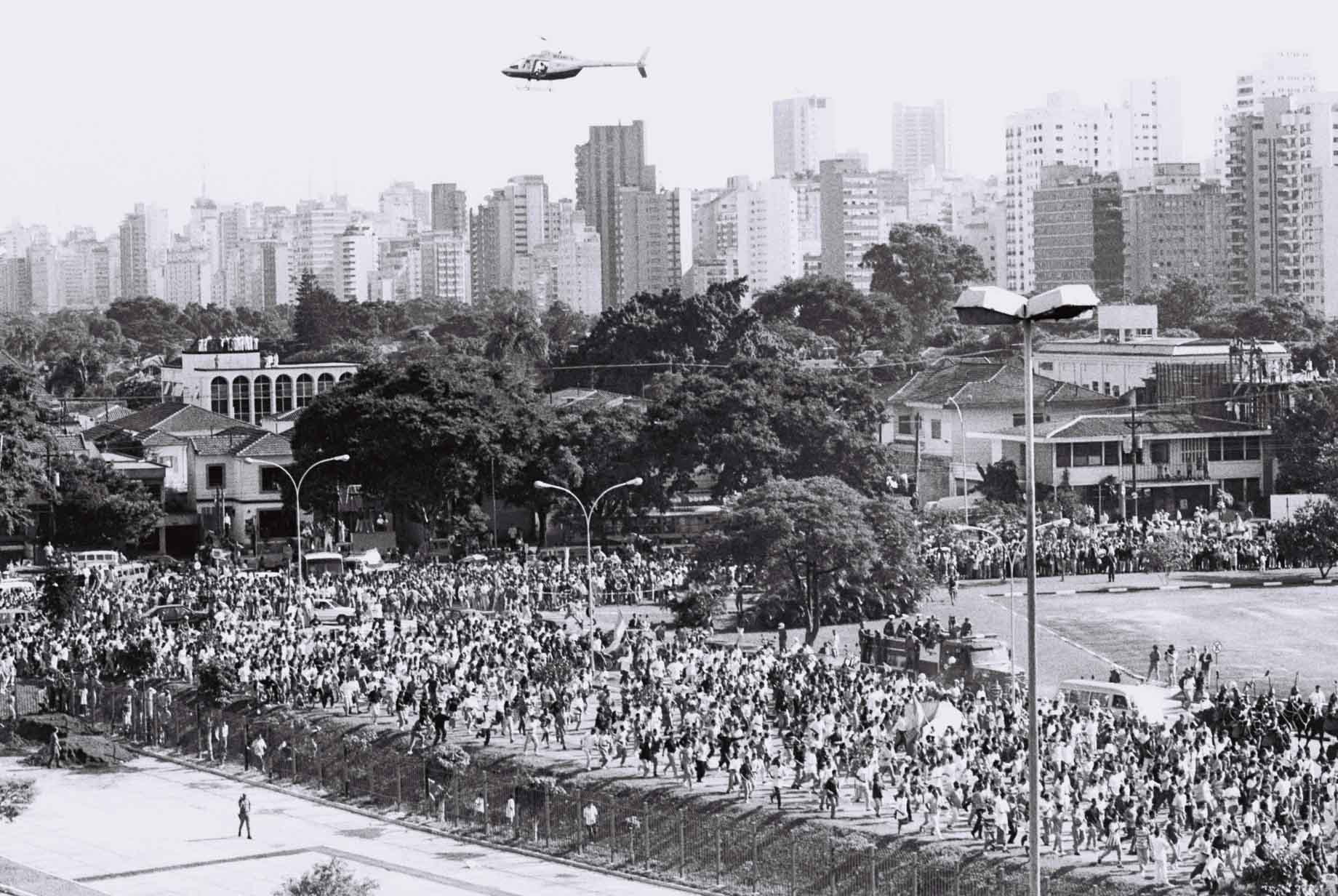 H 30 anos Brasil se despedia de Ayrton Senna<a style='float:right;color:#ccc' href='https://www3.al.sp.gov.br/repositorio/noticia/N-05-2024/fg323529.jpg' target=_blank><i class='bi bi-zoom-in'></i> Clique para ver a imagem </a>