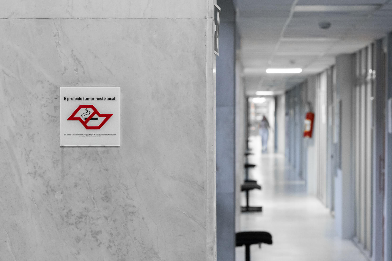 Ambientes fechados trazem avisos da proibição<a style='float:right;color:#ccc' href='https://www3.al.sp.gov.br/repositorio/noticia/N-05-2024/fg323749.jpg' target=_blank><i class='bi bi-zoom-in'></i> Clique para ver a imagem </a>