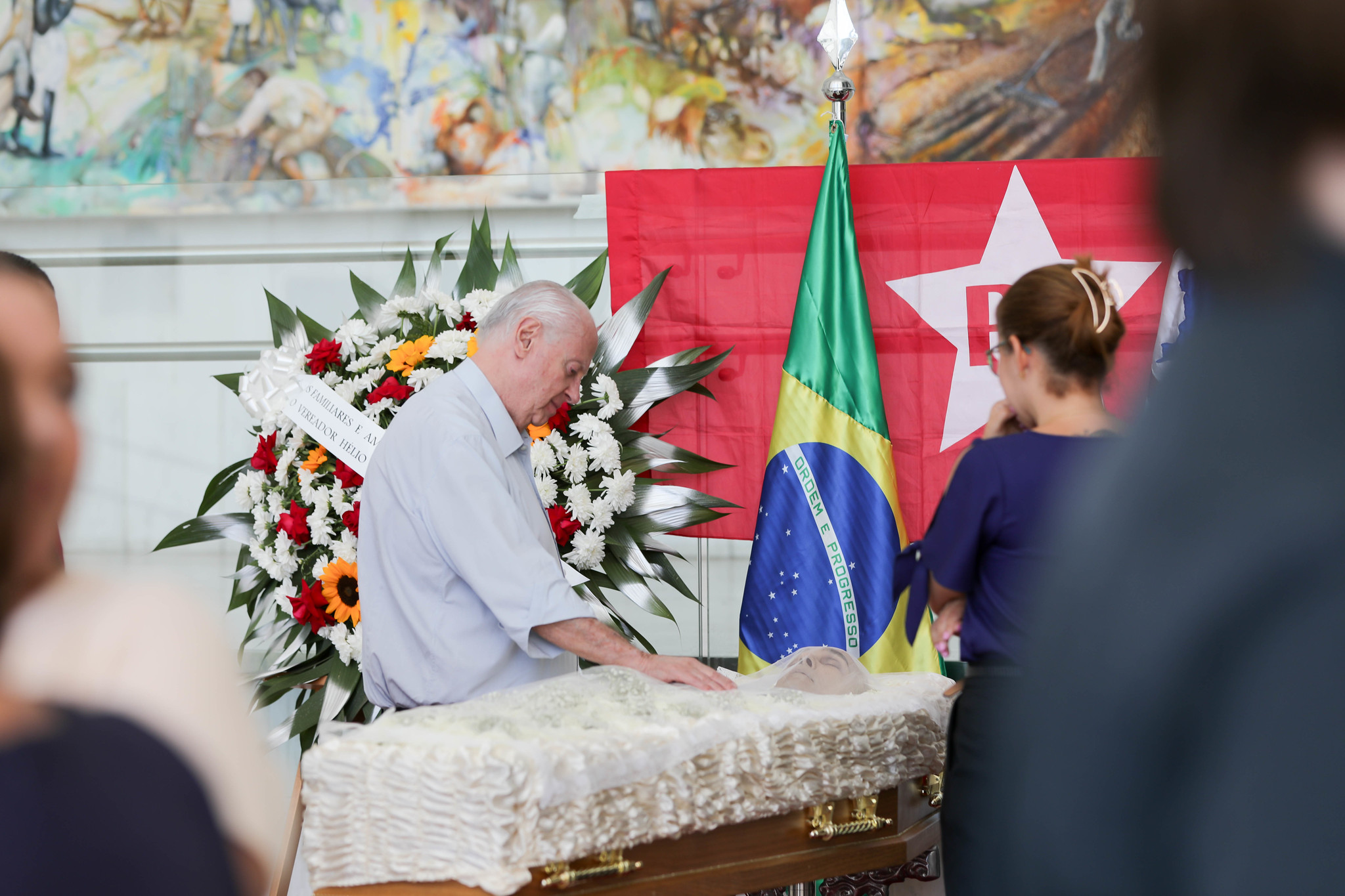 Antigos colegas prestaram suas homenagens<a style='float:right;color:#ccc' href='https://www3.al.sp.gov.br/repositorio/noticia/N-05-2024/fg323885.jpg' target=_blank><i class='bi bi-zoom-in'></i> Clique para ver a imagem </a>