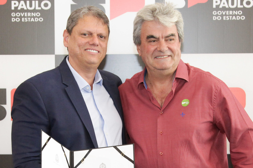 Tarcísio de Freitas e João Leandro Lolli<a style='float:right;color:#ccc' href='https://www3.al.sp.gov.br/repositorio/noticia/N-05-2024/fg324359.jpg' target=_blank><i class='bi bi-zoom-in'></i> Clique para ver a imagem </a>