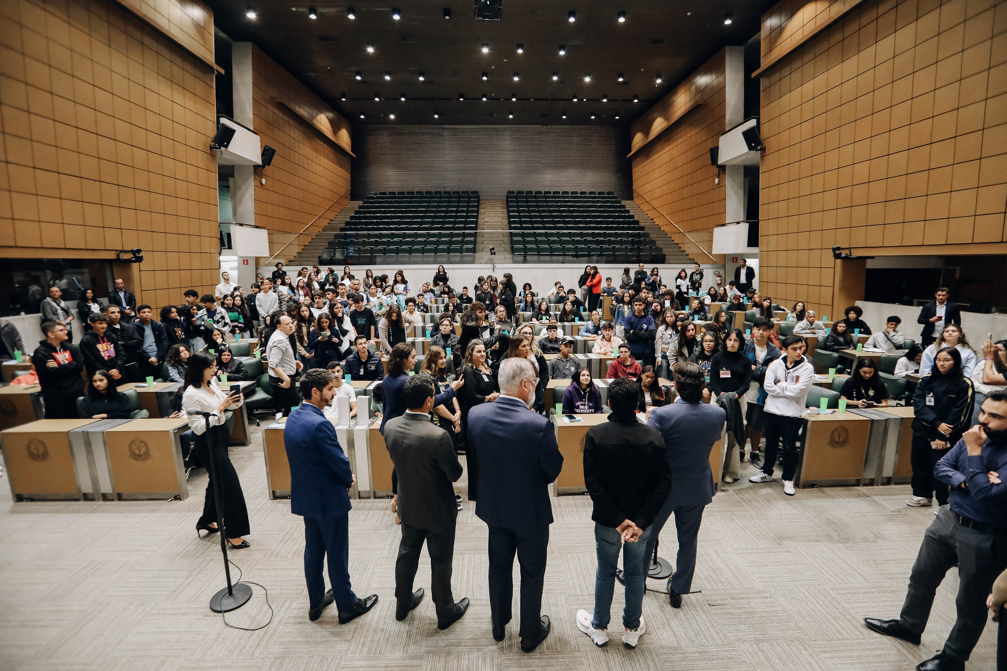 Democracia Jovem abrir as portas da Alesp<a style='float:right;color:#ccc' href='https://www3.al.sp.gov.br/repositorio/noticia/N-05-2024/fg324689.jpg' target=_blank><i class='bi bi-zoom-in'></i> Clique para ver a imagem </a>