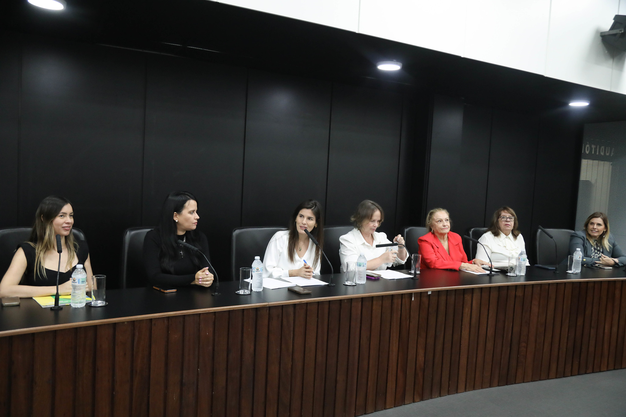 Presidente assume aps sada de Valria Bolsonaro<a style='float:right' href='https://www3.al.sp.gov.br/repositorio/noticia/N-05-2024/fg325380.jpg' target=_blank><img src='/_img/material-file-download-white.png' width='14px' alt='Clique para baixar a imagem'></a>