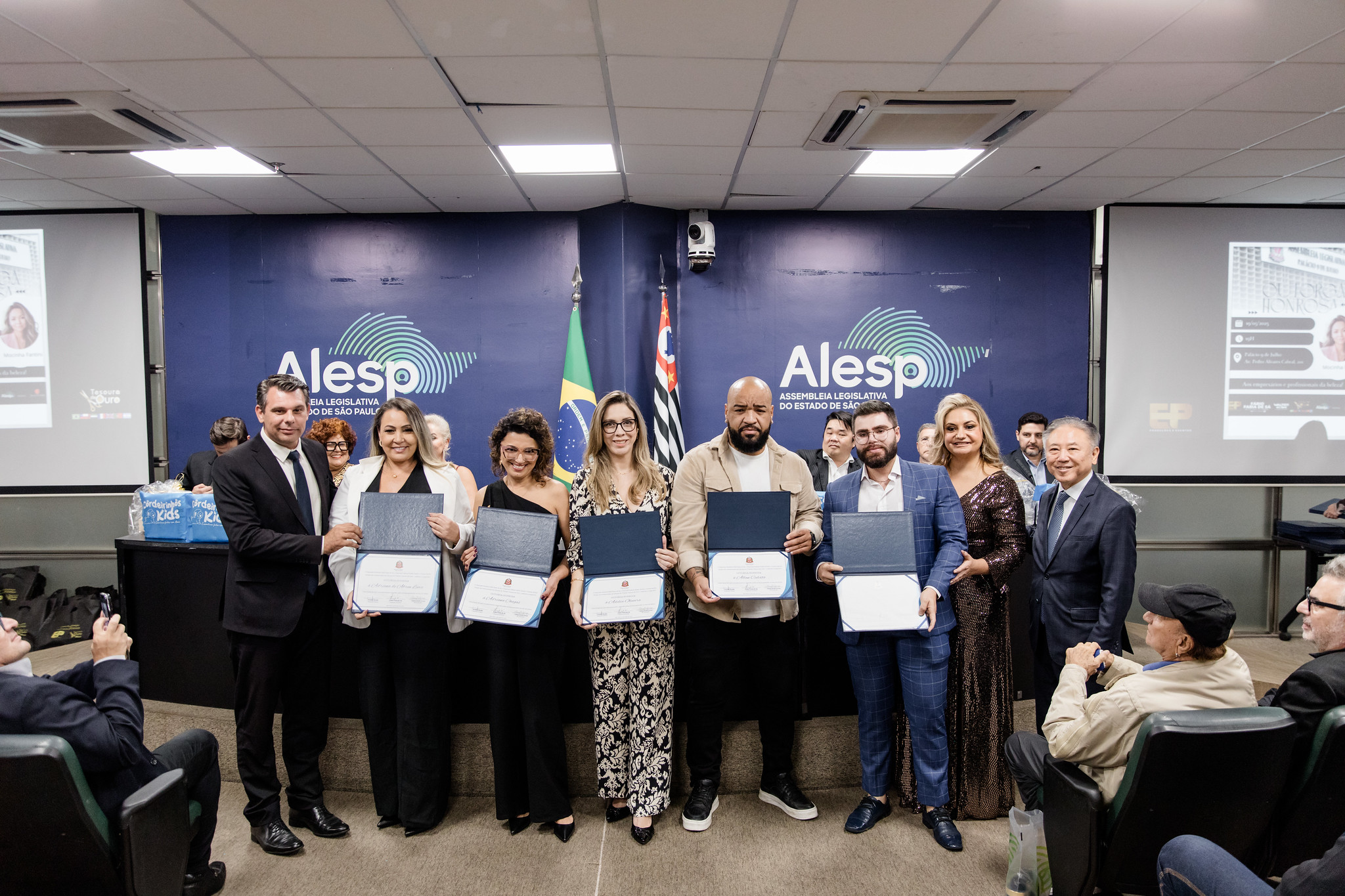 Cerimnia reconheceu profissionais de excelncia<a style='float:right;color:#ccc' href='https://www3.al.sp.gov.br/repositorio/noticia/N-05-2025/fg345358.jpg' target=_blank><i class='bi bi-zoom-in'></i> Clique para ver a imagem </a>