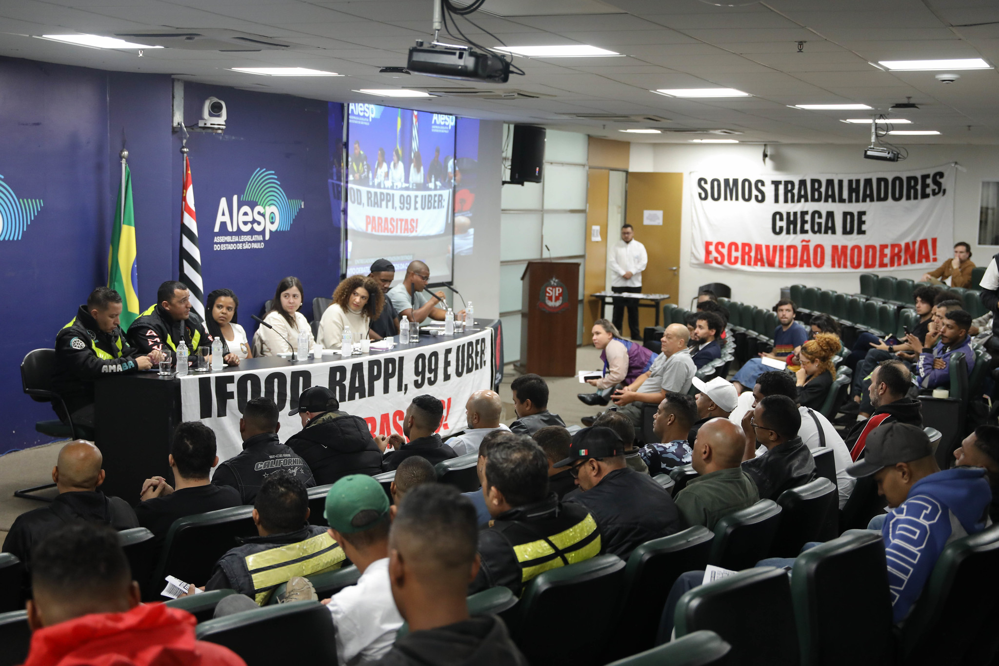 Audincia ouve reivindicaes de entregadores<a style='float:right;color:#ccc' href='https://www3.al.sp.gov.br/repositorio/noticia/N-05-2025/fg345739.jpg' target=_blank><i class='bi bi-zoom-in'></i> Clique para ver a imagem </a>