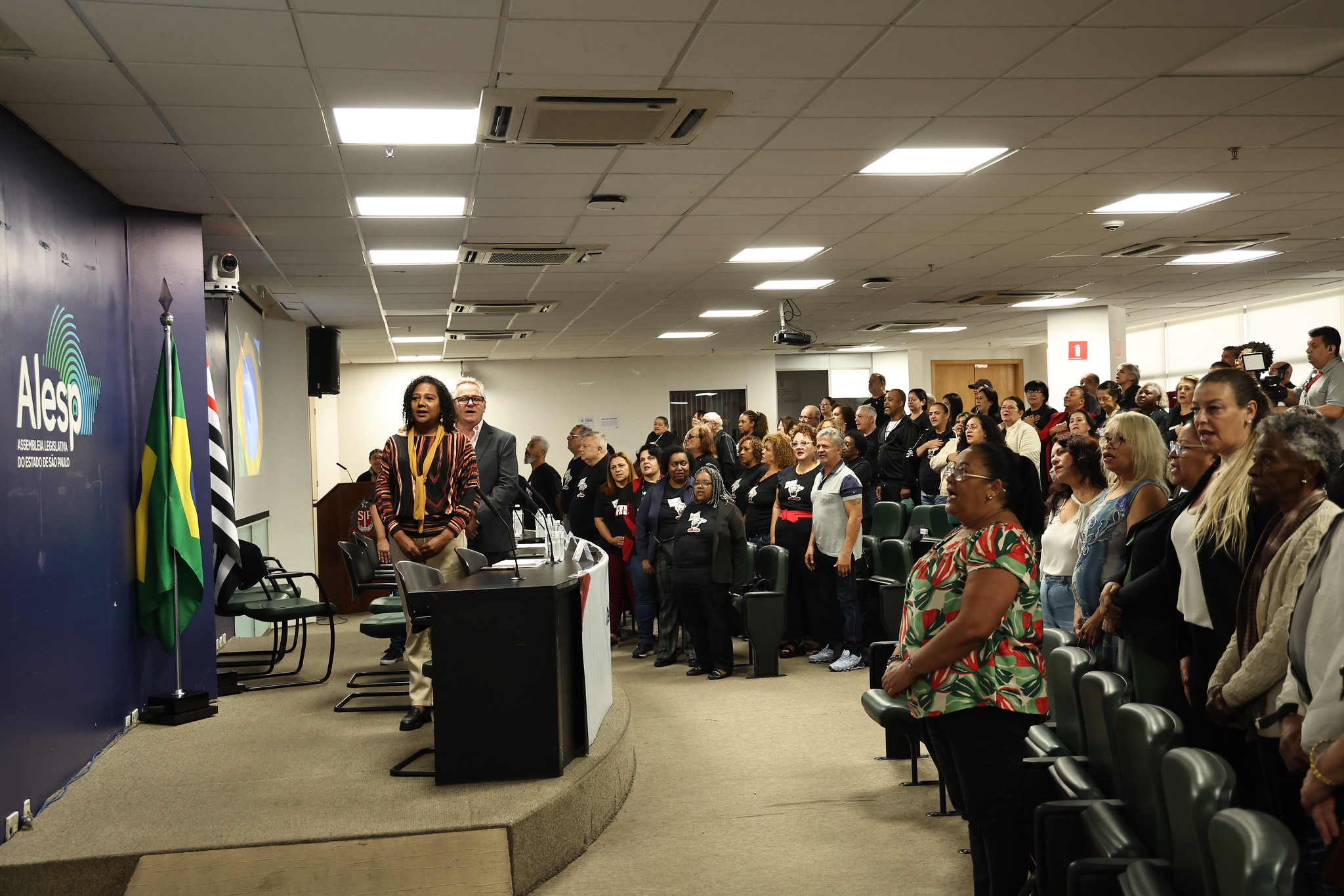 Cerca de 200 delegados sindicais foram empossados<a style='float:right;color:#ccc' href='https://www3.al.sp.gov.br/repositorio/noticia/N-05-2025/fg345959.jpg' target=_blank><i class='bi bi-zoom-in'></i> Clique para ver a imagem </a>