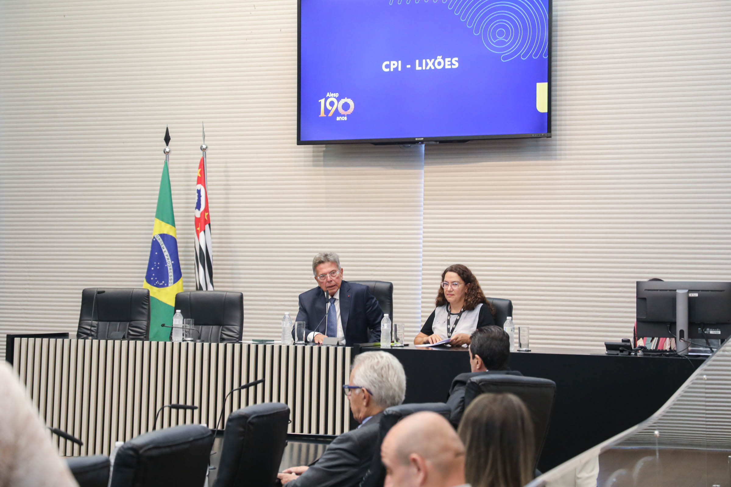 Reuni�o da CPI dos Lix�es<a style='float:right' href='https://www3.al.sp.gov.br/repositorio/noticia/N-05-2026/fg364060.jpg' target=_blank><img src='/_img/material-file-download-white.png' width='14px' alt='Clique para baixar a imagem'></a>