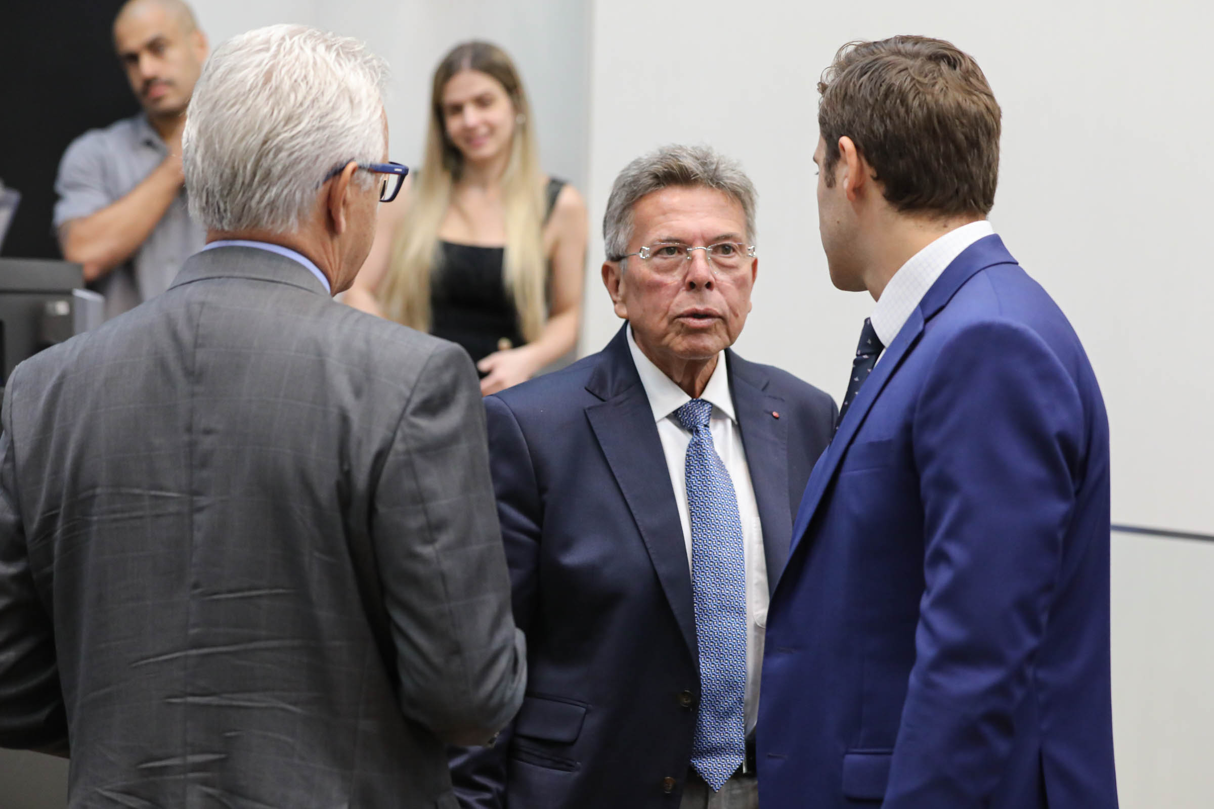 Parlamentares na reuni�o da CPI<a style='float:right' href='https://www3.al.sp.gov.br/repositorio/noticia/N-05-2026/fg364080.jpg' target=_blank><img src='/_img/material-file-download-white.png' width='14px' alt='Clique para baixar a imagem'></a>