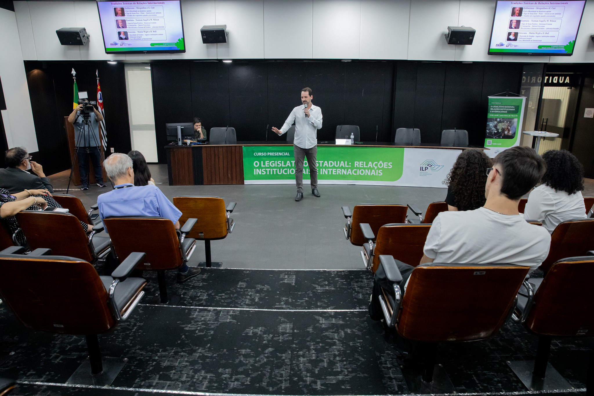 Aula sobre Legislativo e Rela��es Internacionais<a style='float:right' href='https://www3.al.sp.gov.br/repositorio/noticia/N-05-2026/fg364200.jpg' target=_blank><img src='/_img/material-file-download-white.png' width='14px' alt='Clique para baixar a imagem'></a>