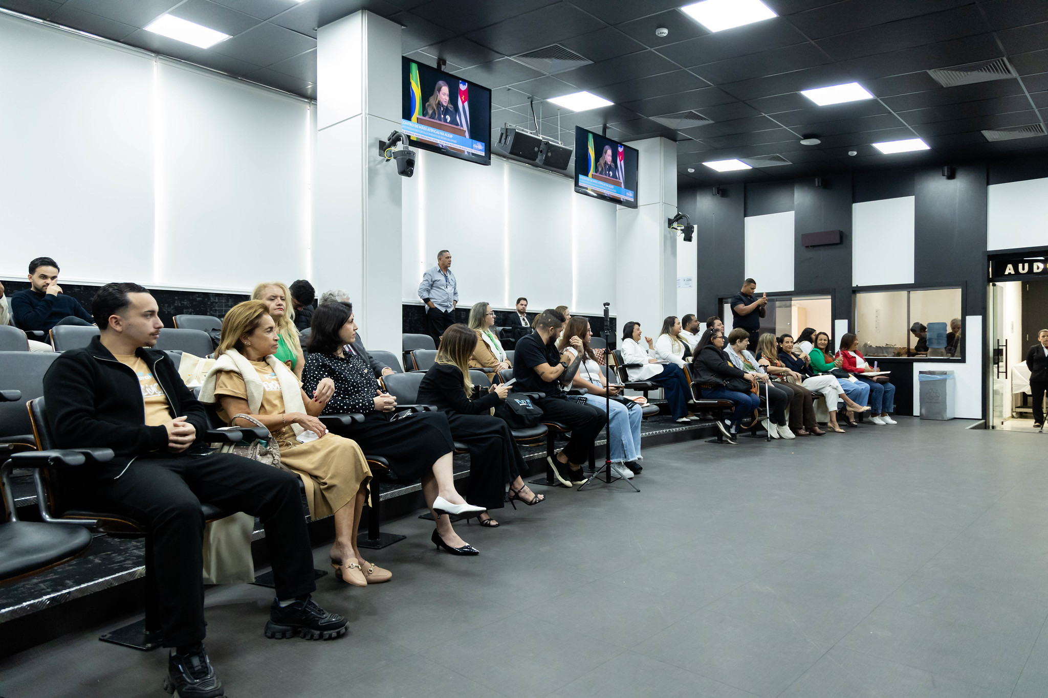 M�es e parentes participaram do debate<a style='float:right;color:#ccc' href='https://www3.al.sp.gov.br/repositorio/noticia/N-05-2026/fg364530.jpg' target=_blank><i class='bi bi-zoom-in'></i> Clique para ver a imagem </a>