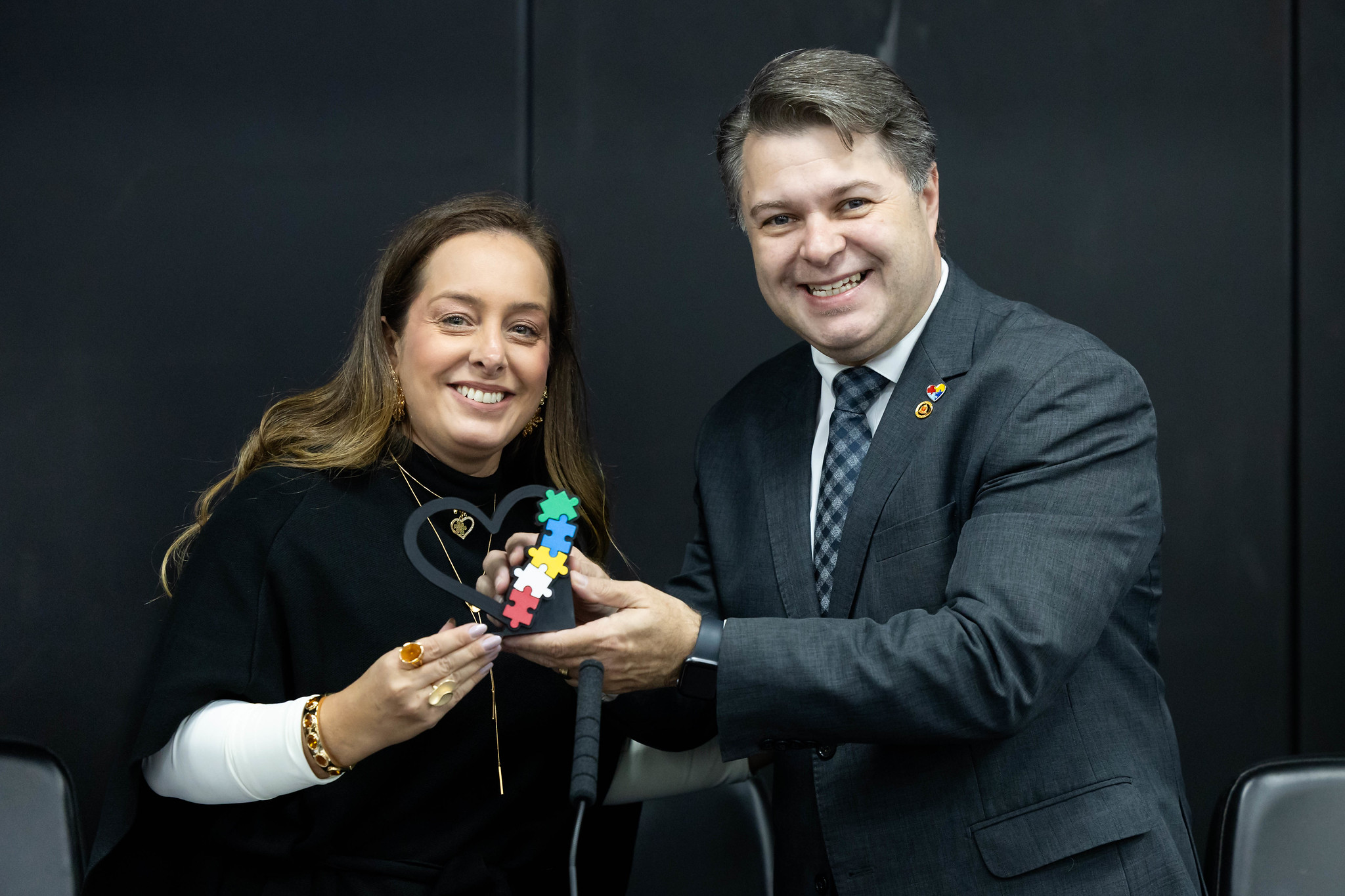 Marina Grosso homenageia deputado<a style='float:right;color:#ccc' href='https://www3.al.sp.gov.br/repositorio/noticia/N-05-2026/fg364550.jpg' target=_blank><i class='bi bi-zoom-in'></i> Clique para ver a imagem </a>