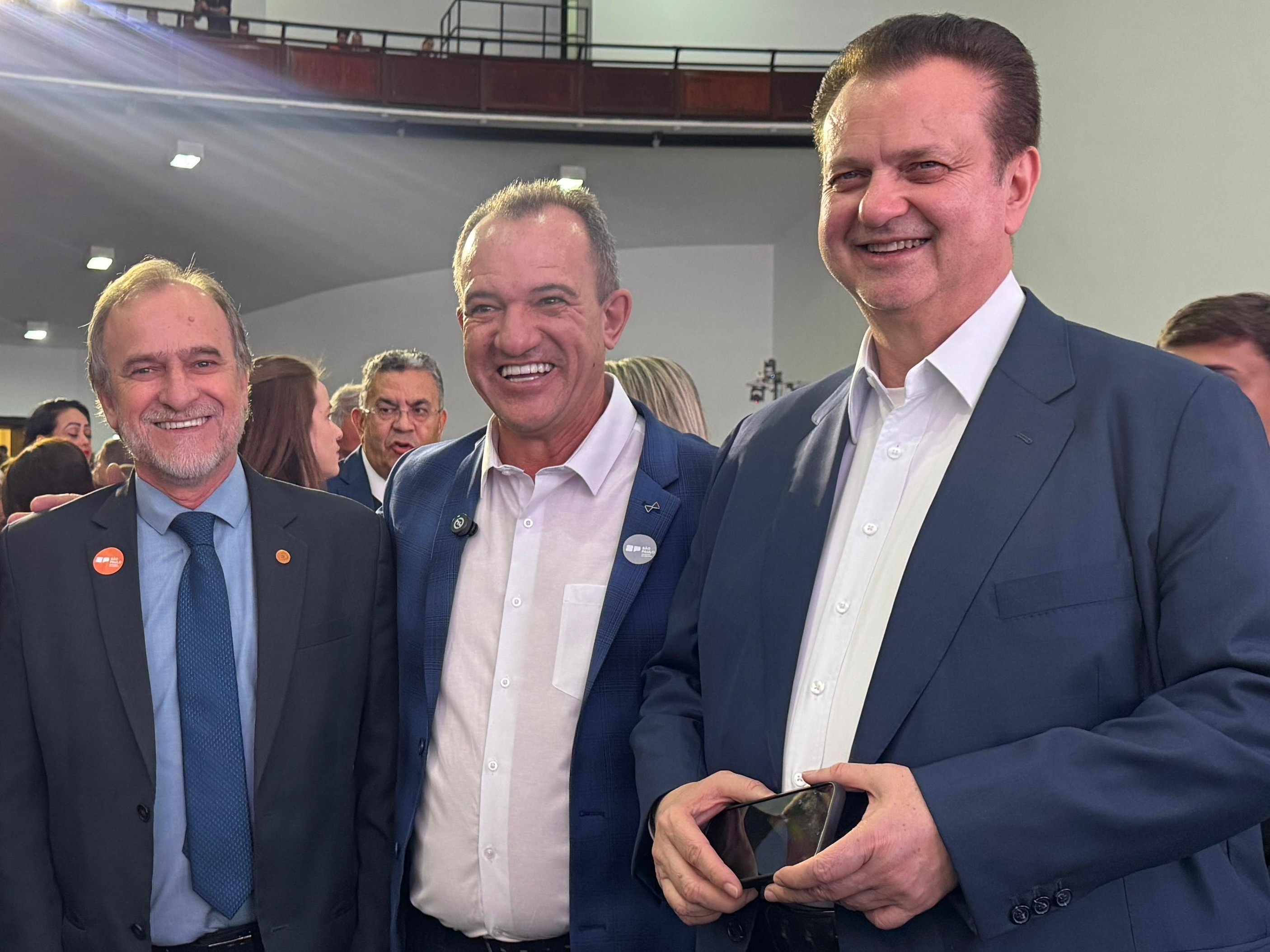 Deputado ao lado de prefeito e ex-secret�rio<a style='float:right;color:#ccc' href='https://www3.al.sp.gov.br/repositorio/noticia/N-05-2026/fg364628.jpeg' target=_blank><i class='bi bi-zoom-in'></i> Clique para ver a imagem </a>