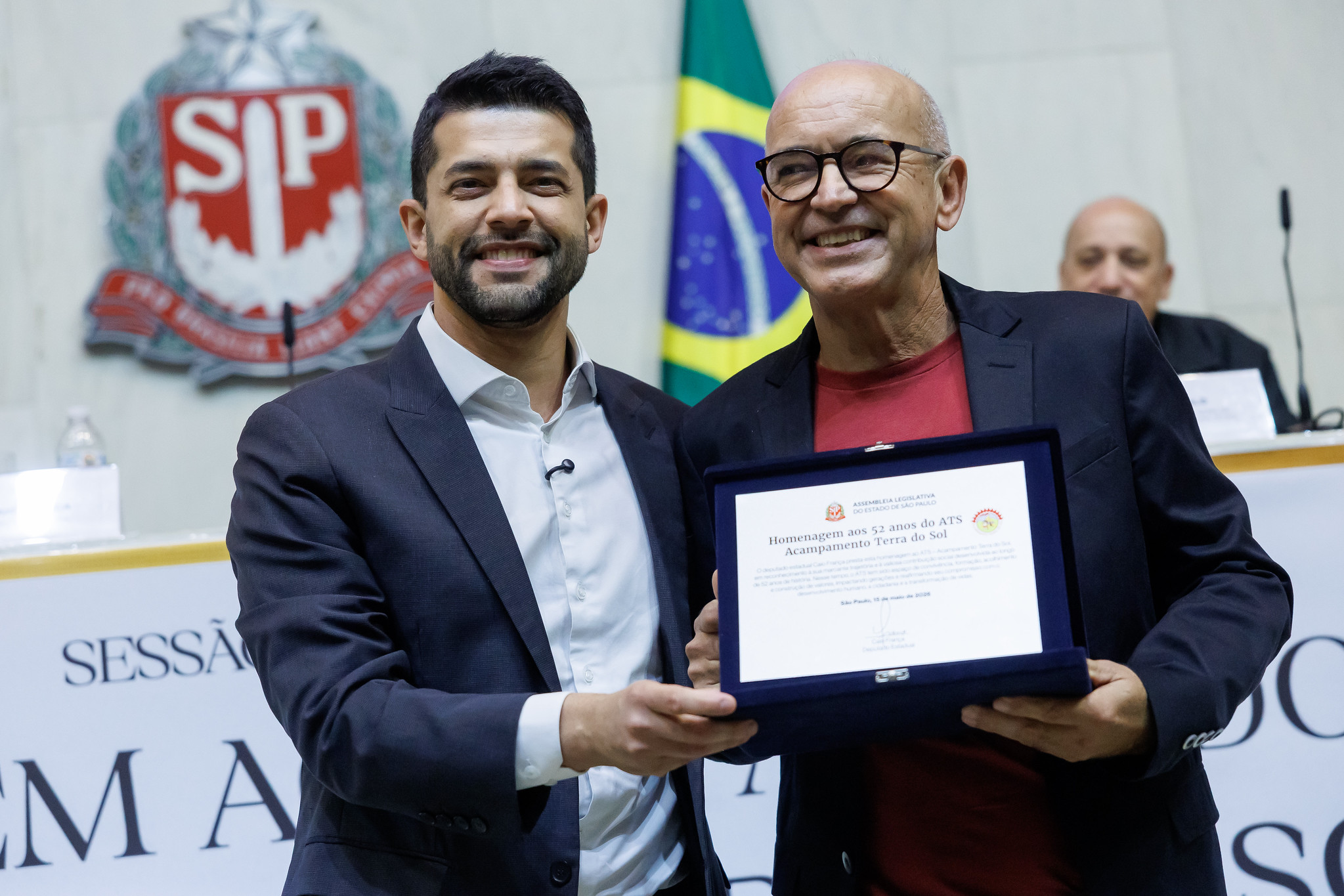 Ant�nio Menezes recebe placa comemorativa<a style='float:right;color:#ccc' href='https://www3.al.sp.gov.br/repositorio/noticia/N-05-2026/fg364632.jpg' target=_blank><i class='bi bi-zoom-in'></i> Clique para ver a imagem </a>