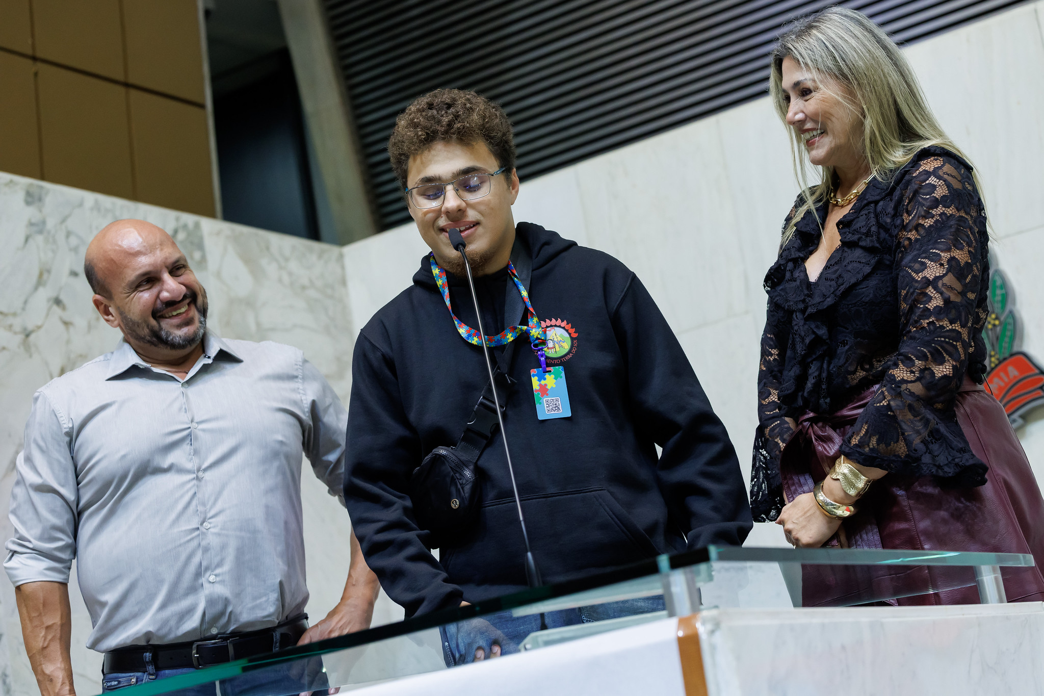 Breno acompanhado dos pais (Andr� e Mirela)<a style='float:right;color:#ccc' href='https://www3.al.sp.gov.br/repositorio/noticia/N-05-2026/fg364634.jpg' target=_blank><i class='bi bi-zoom-in'></i> Clique para ver a imagem </a>