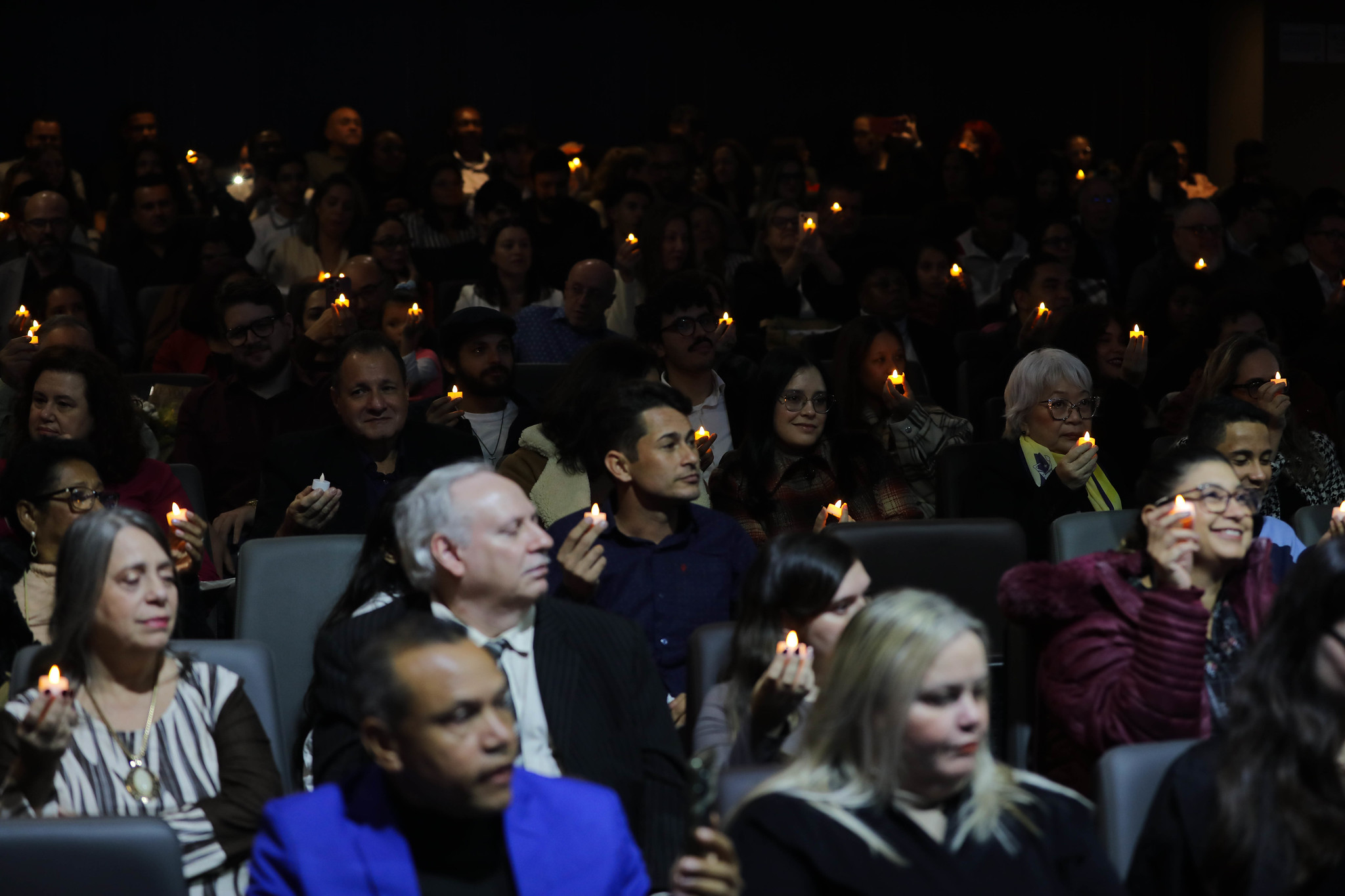P�blico participa do acendimento de luzes<a style='float:right;color:#ccc' href='https://www3.al.sp.gov.br/repositorio/noticia/N-05-2026/fg364664.jpg' target=_blank><i class='bi bi-zoom-in'></i> Clique para ver a imagem </a>